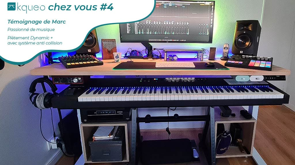 bureau assis debout et piano numérique