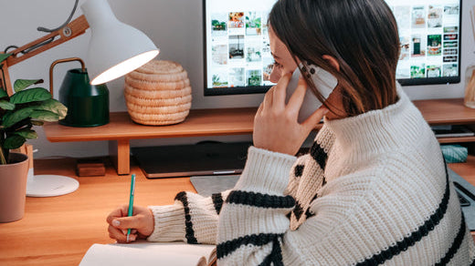 resté motivé avec son bureau assis debout