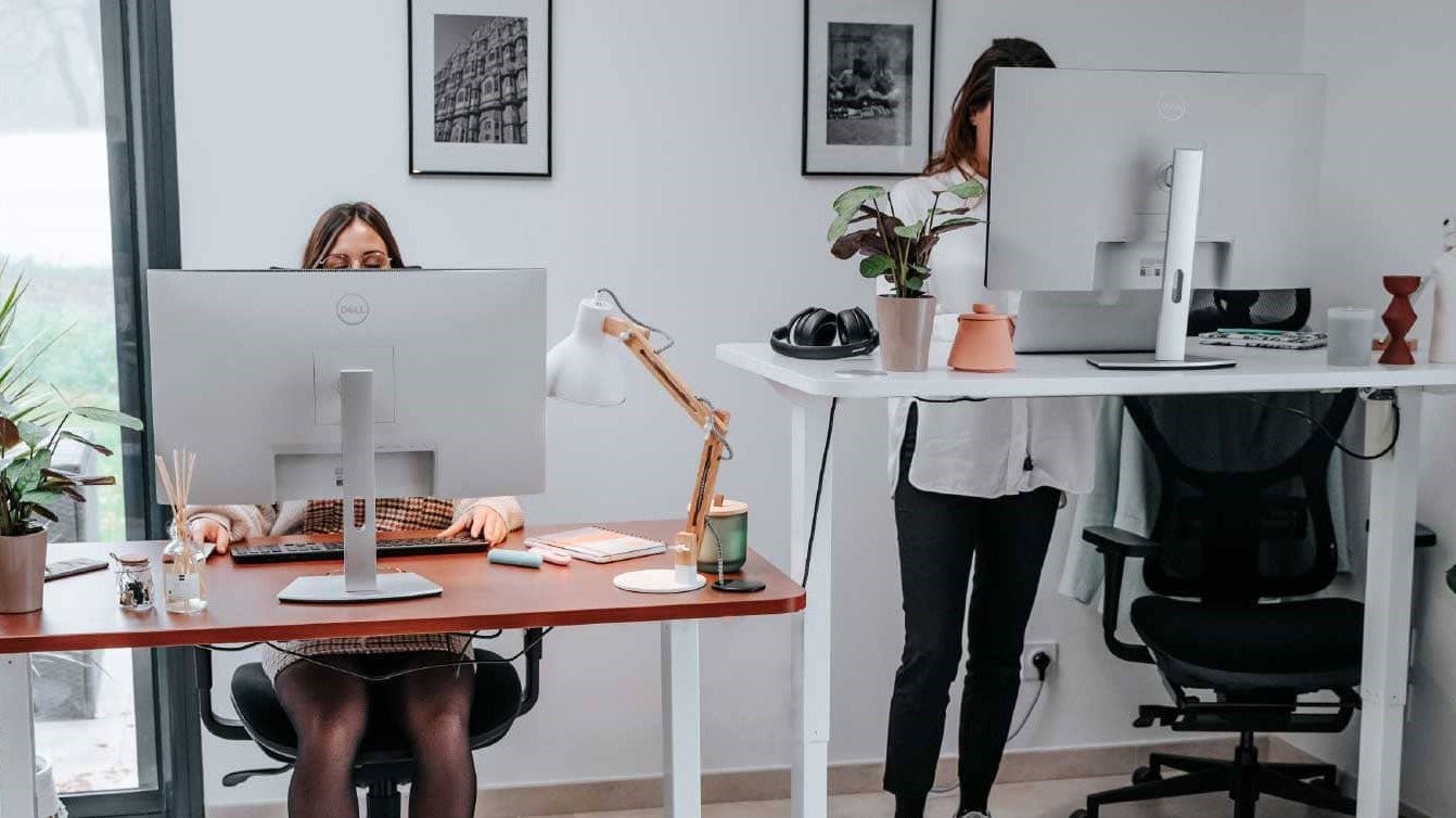 duo de bureaux assis debout KQUEO