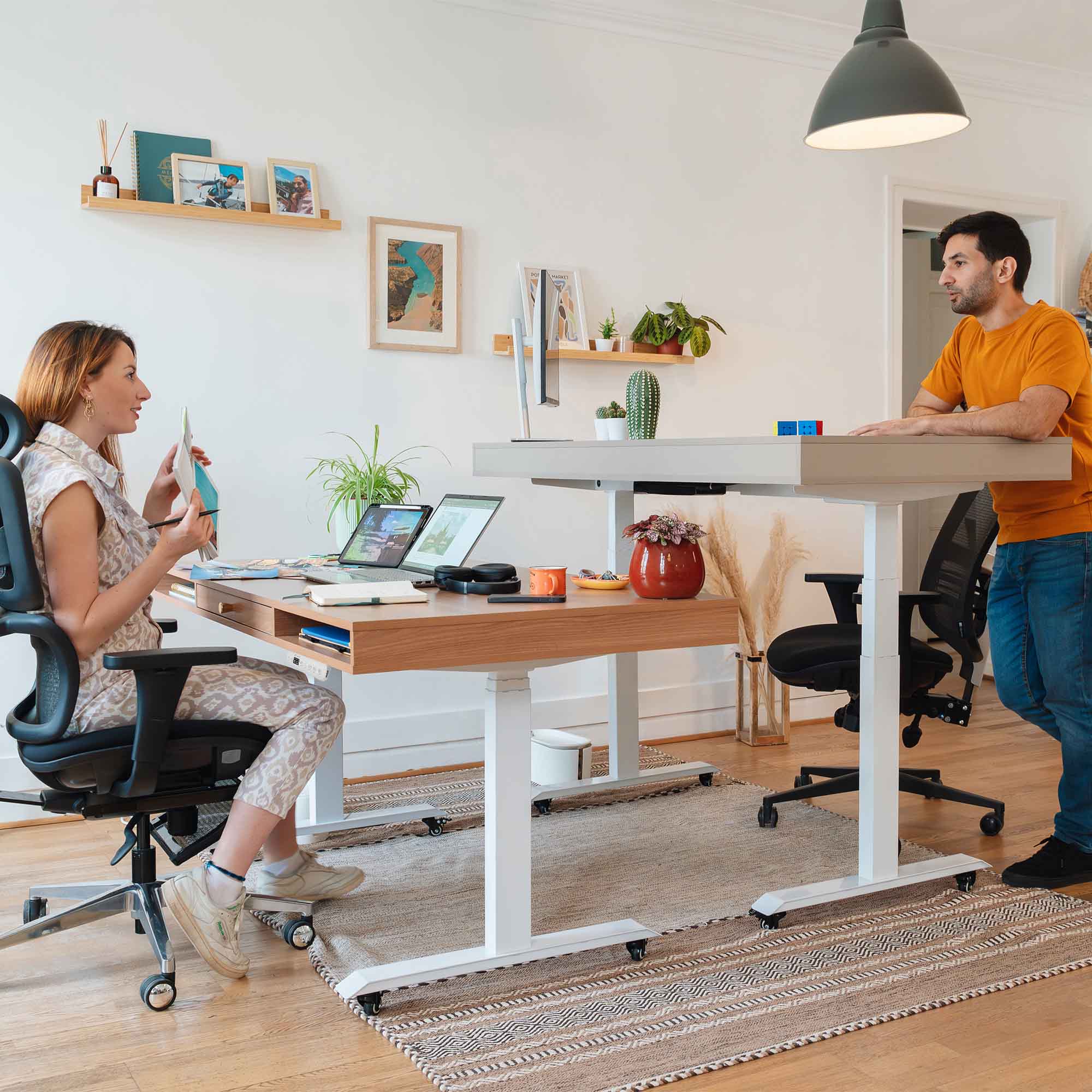 Bureau assis debout SPACE DYNAMIC avec 1 tiroir, vue d’ensemble du plateau et du piètement électrique