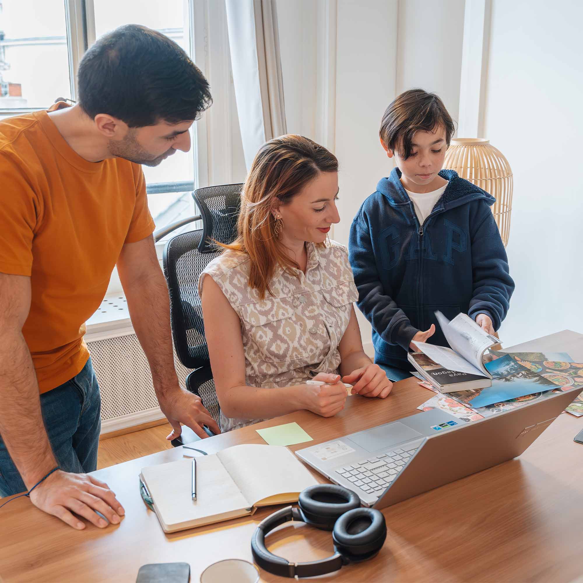 Bureau assis-debout KQUEO Space Dynamique en bois clair avec tiroir et pieds blancs, utilisé pour ranger un ordinateur portable.