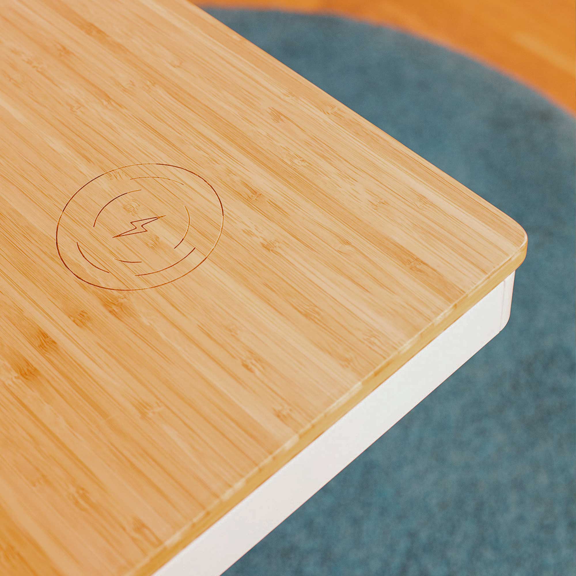 Bureau assis-debout Dynamic Connect bambou réglé en position haute pour travailler debout.