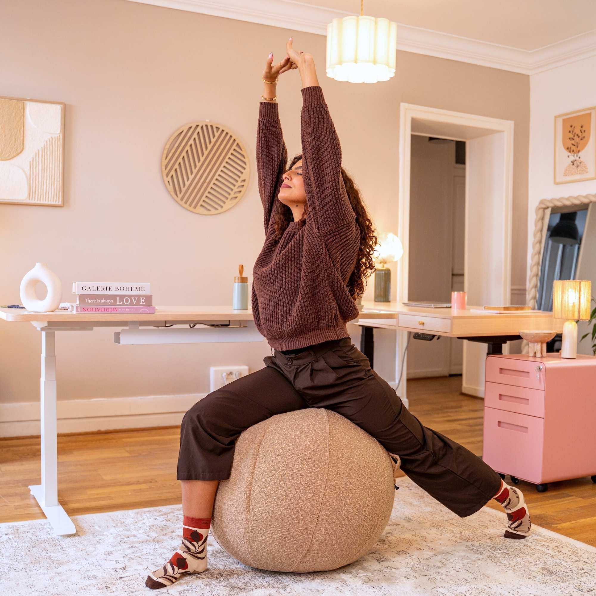 Ballon ergonomique SPHERA bouclette beige KQUEO_ambiance