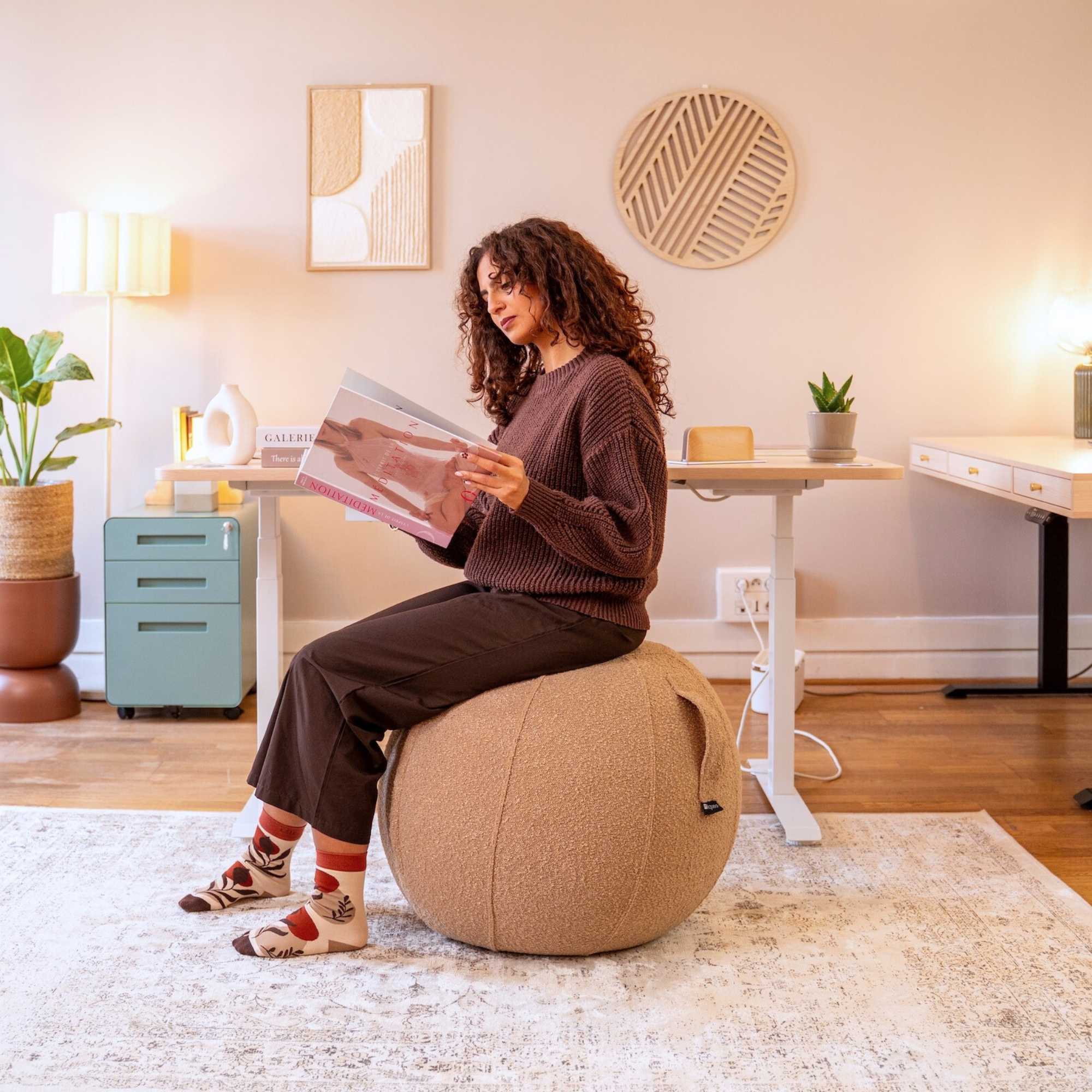 Ballon ergonomique SPHERA bouclette beige KQUEO_ambiance