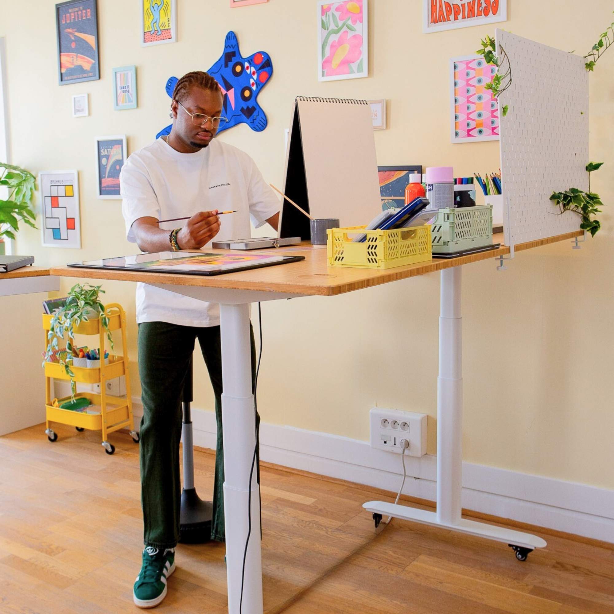Utilisateur dessinant sur un bureau assis debout, activité créative sur plateau bois dans un espace de travail inspirant