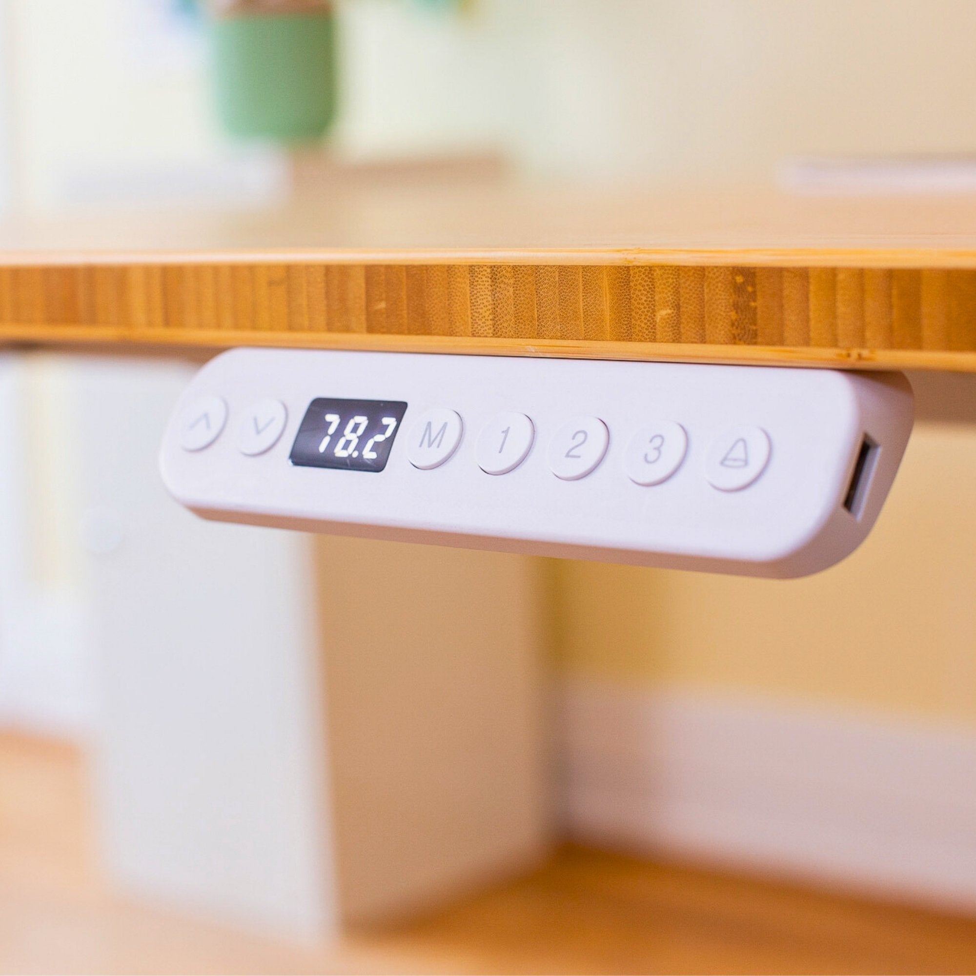 Utilisateur dessinant sur un bureau assis debout, activité créative sur plateau bois dans un espace de travail inspirant
