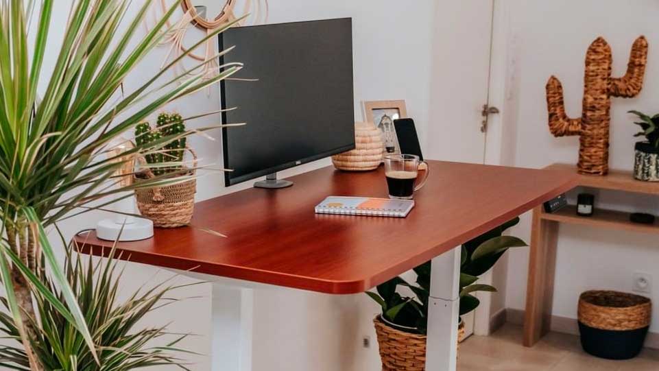 photo lifestyle bureau assis debout DYNAMIC blanc chene