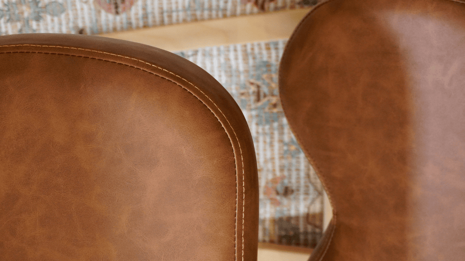 assise en similicuir vintage marron chaise assis genoux MOOVE