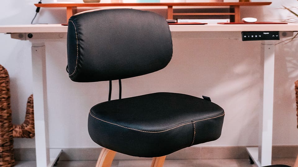 photo lifestyle assise similicuir chaise ergonomique MOOVE KQUEO