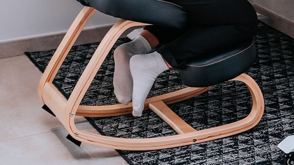 photo lifestyle base en bois chaise ergonomique MOOVE KQUEO