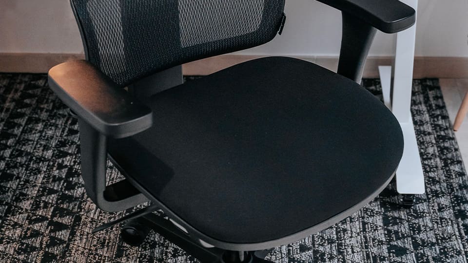 assise chaise ergonomique noire TERRANA