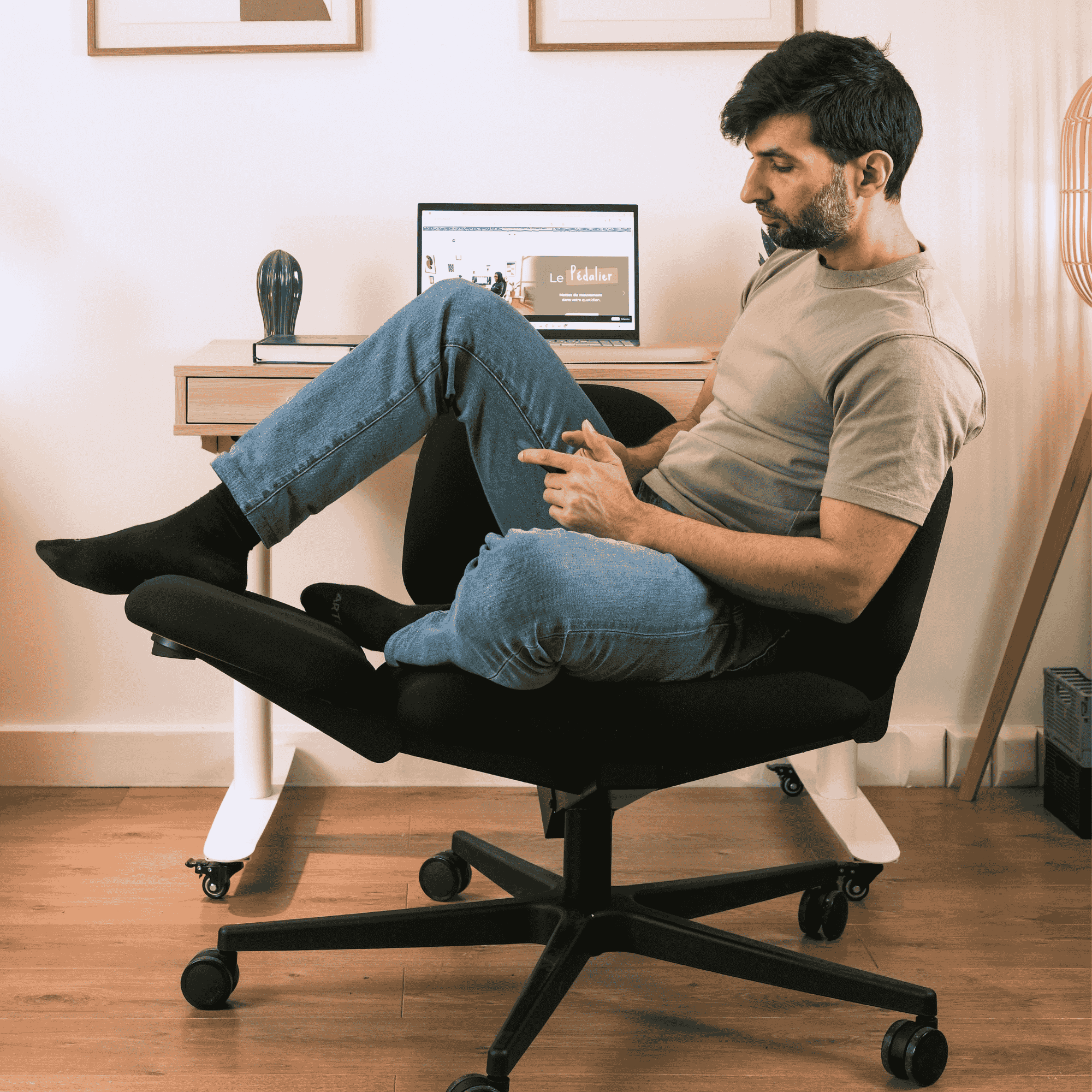 chaise de bureau dynamique FLOW noir et bois posture semi allongé