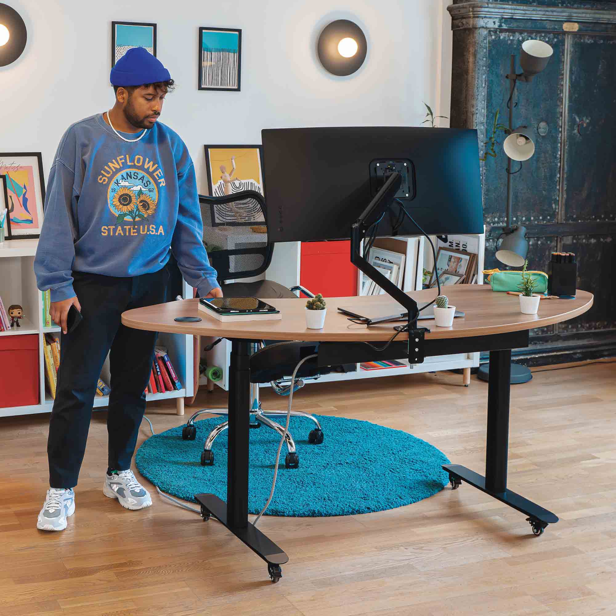 Personne utilisant un bureau assis debout ergonomique dans un espace de travail moderne