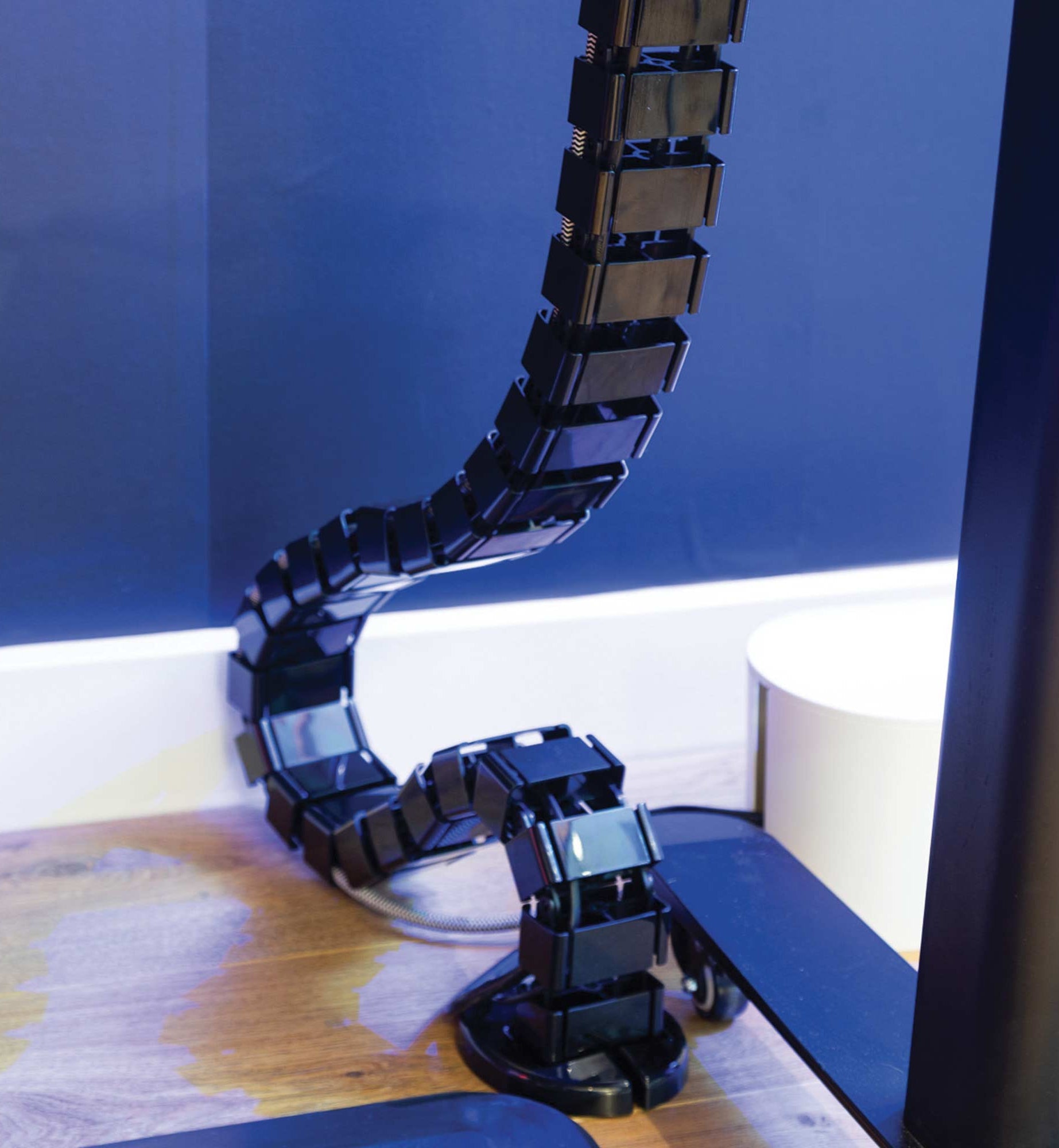 goulotte passe câble noire verticale pour bureau assis debout_ambiance