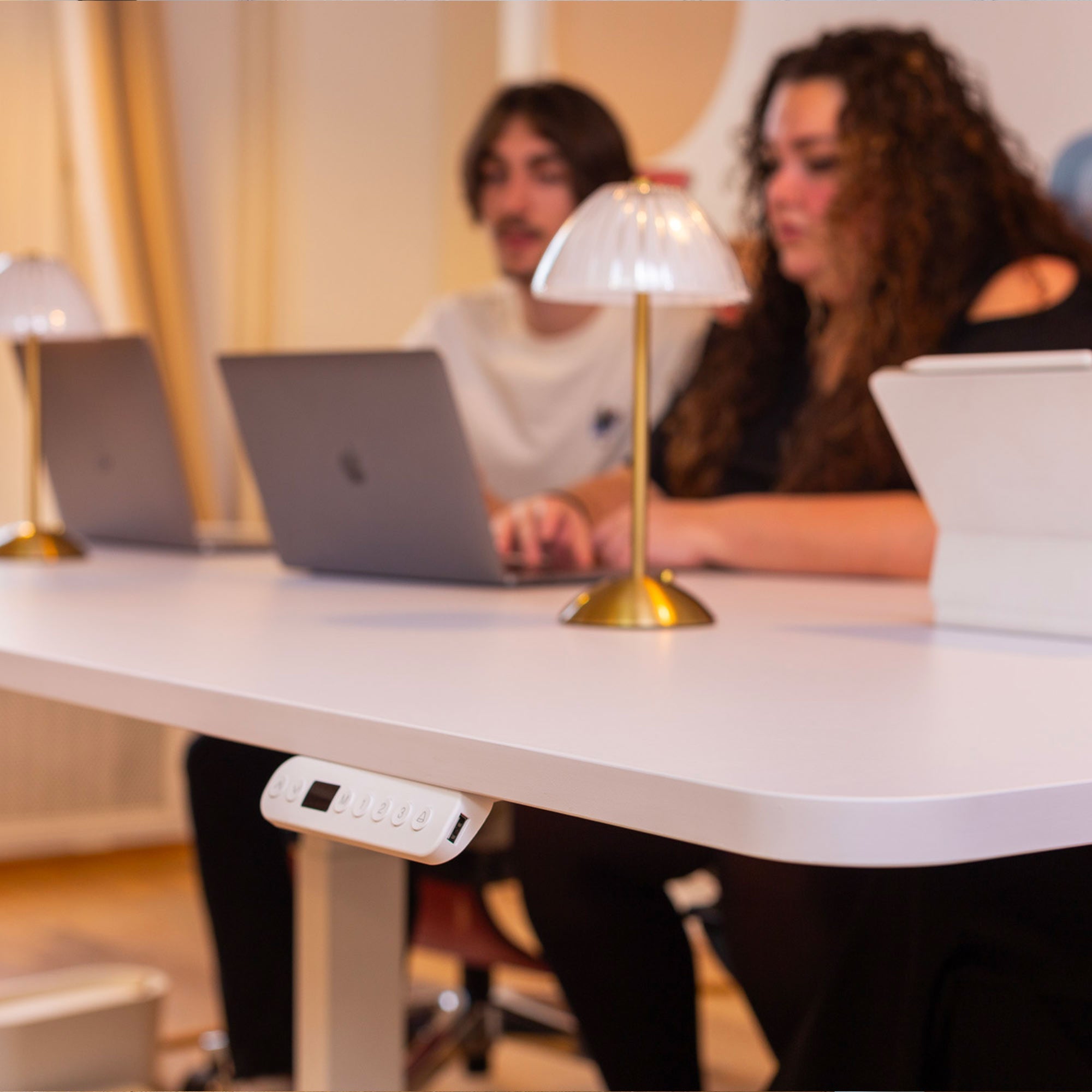 Bureau assis debout électrique blanc avec trois postes de travail dans un bureau design