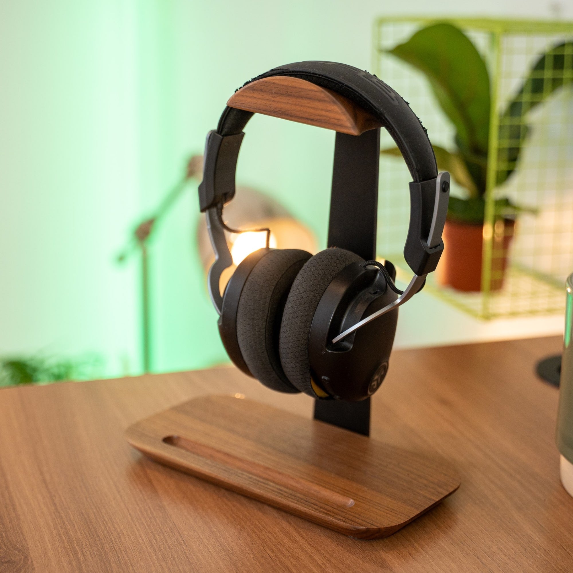 Porte-casque en noyer avec casque audio posé, accessoire design pour bureau