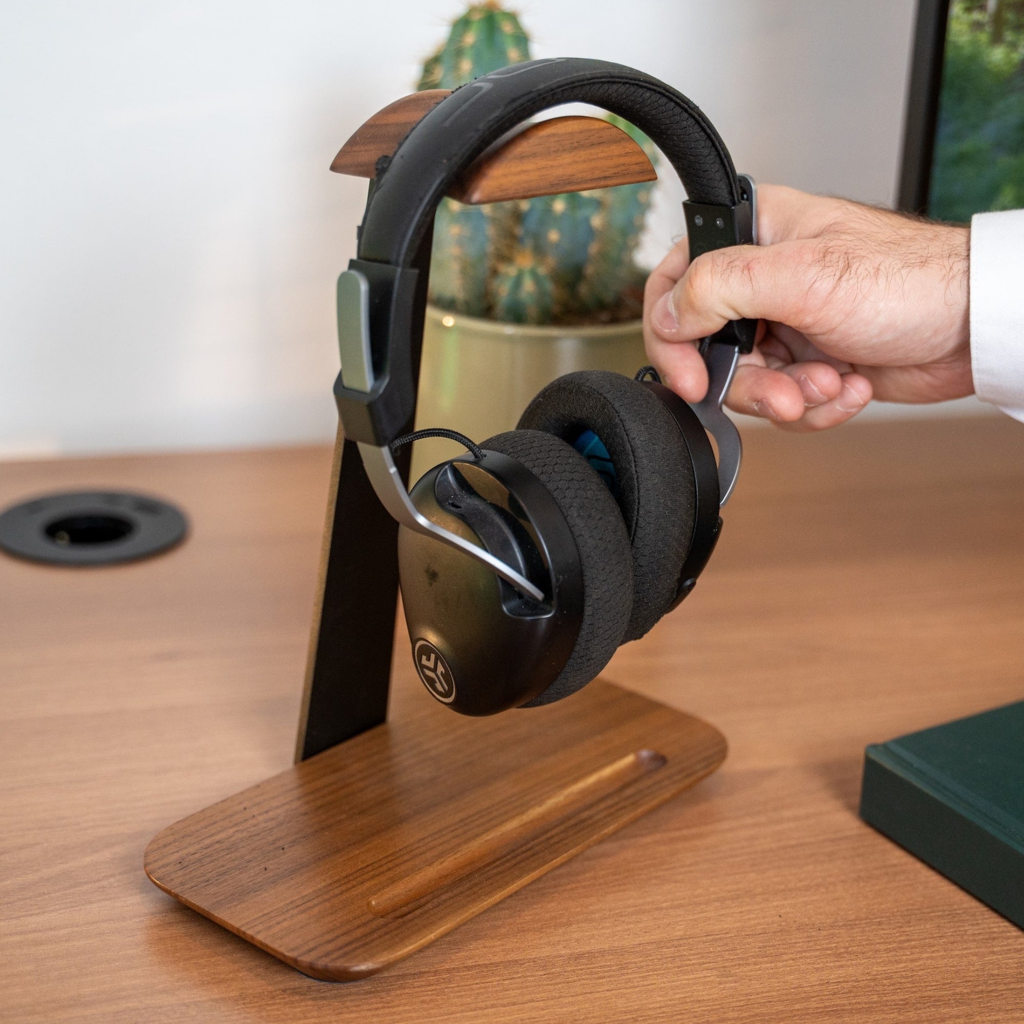 Porte-casque de bureau en bois de noyer avec casque audio, utilisation quotidienne