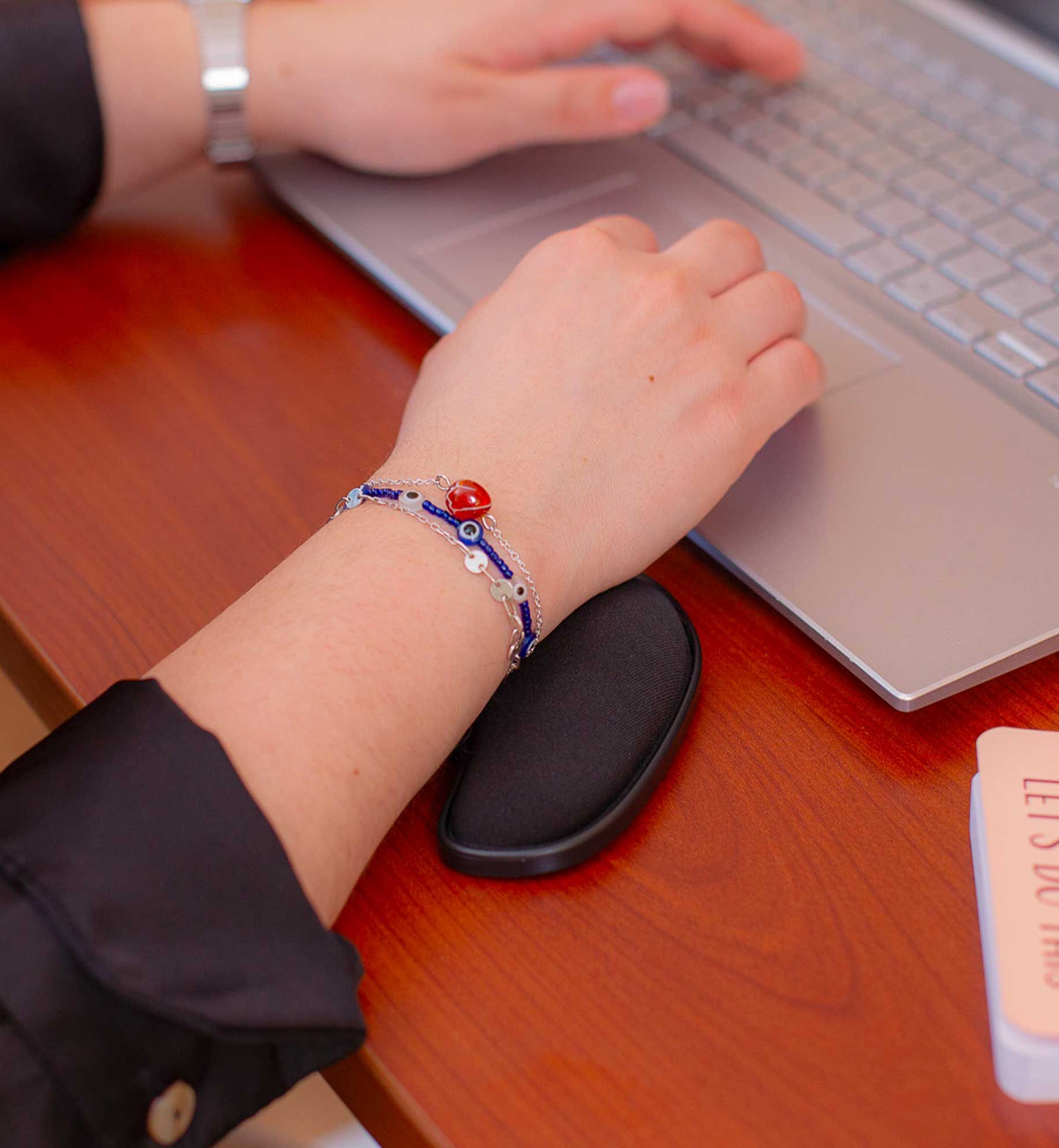 repose poignet rolling noir KQUEO