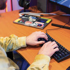 bureau assis debout DYNAMIC CIRCLE SMOOTH coloris noir/chene_ambiance