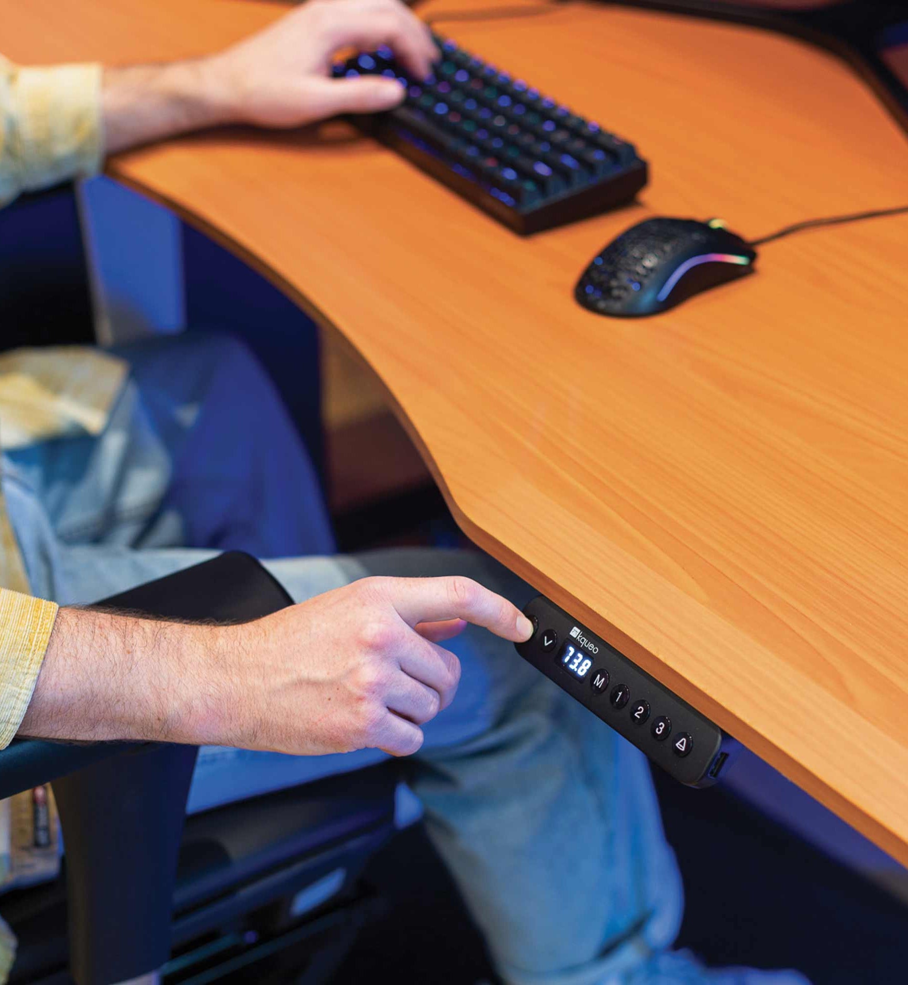 panenau de contrôle bureau assis debout dynamic CIRCLE SMOOTH noir coloris chene_ambiance