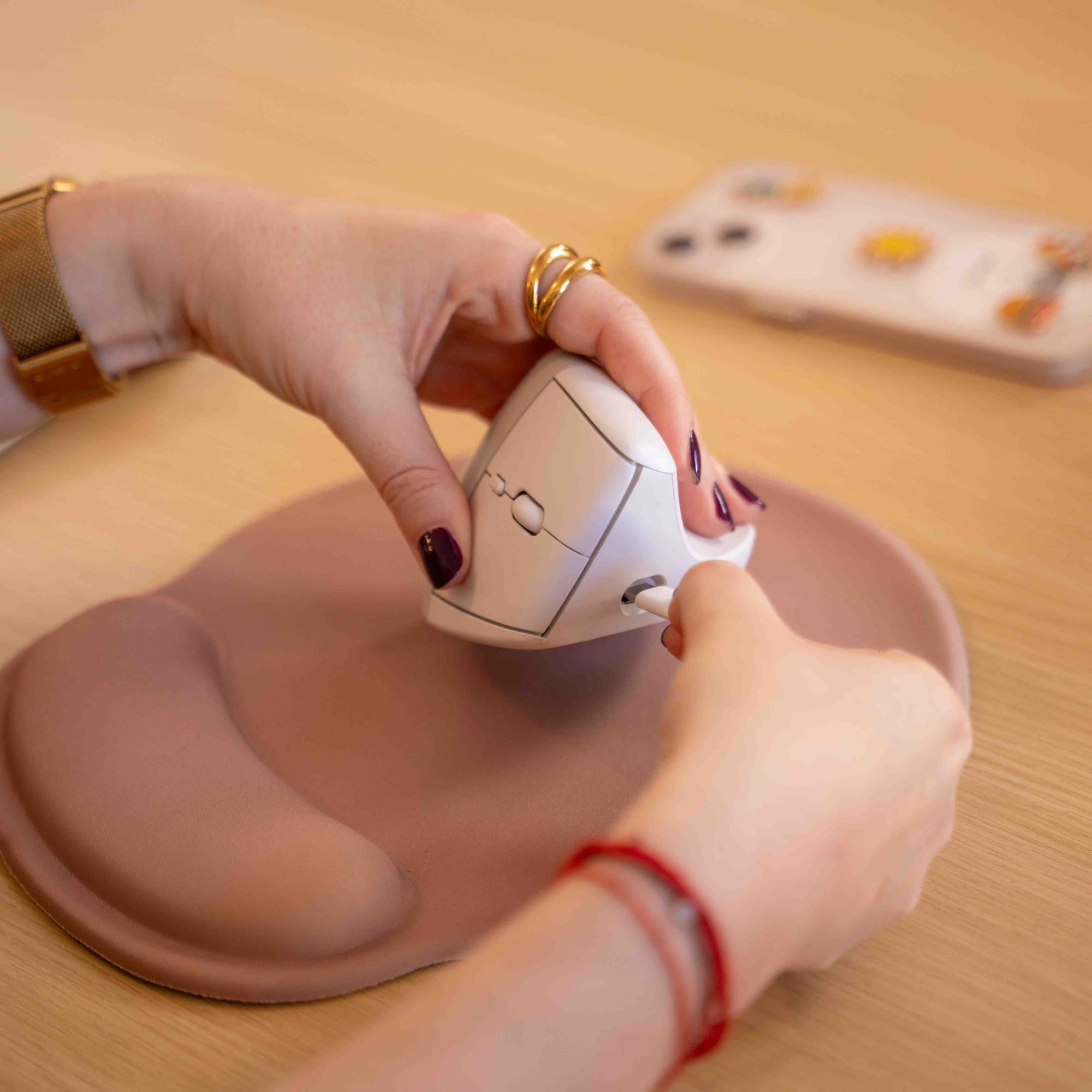 Souris ergonomique verticale KQUEO blanche avec connexion filaire USB utilisée sur tapis de souris avec repose-poignet_ambiance