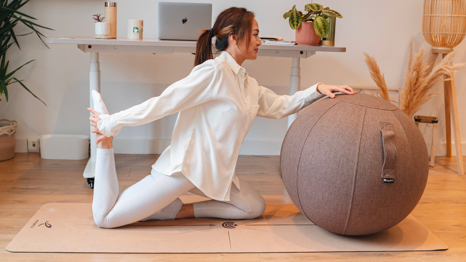 posture de yoga avec son ballon ergonomique Kqueo