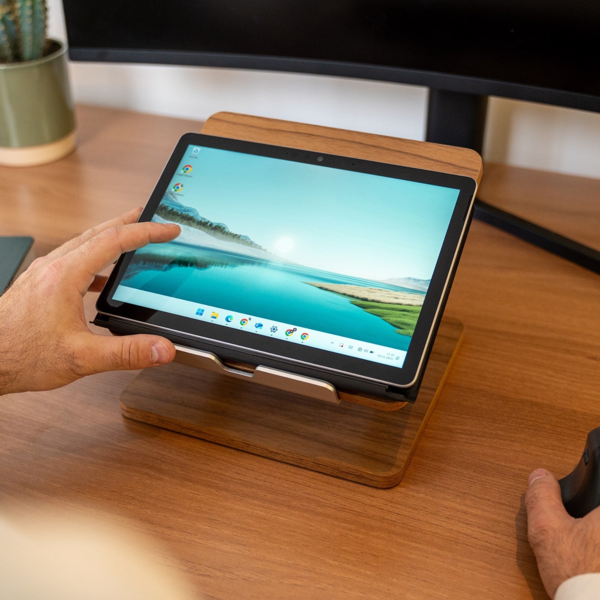 Support ordinateur portable en bois mélaminé utilisé sur un bureau ergonomique