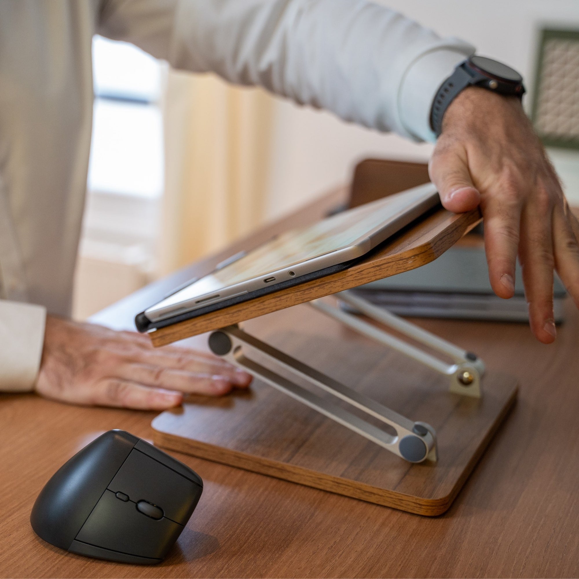 Réglage de l’inclinaison du support ordinateur portable en bois mélaminé