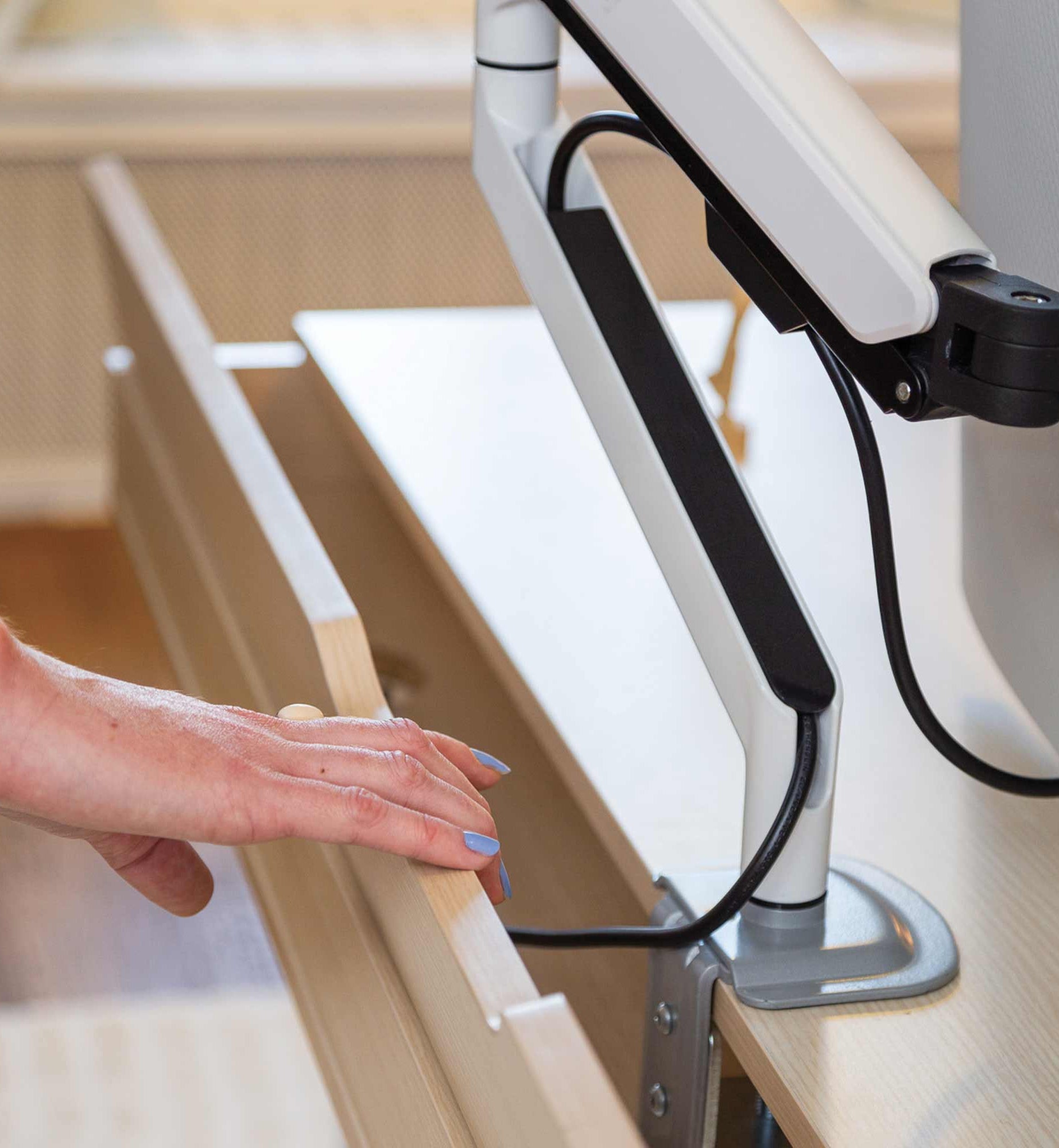 bureau assis debout avec trappe cable management Kqueo_ambiance