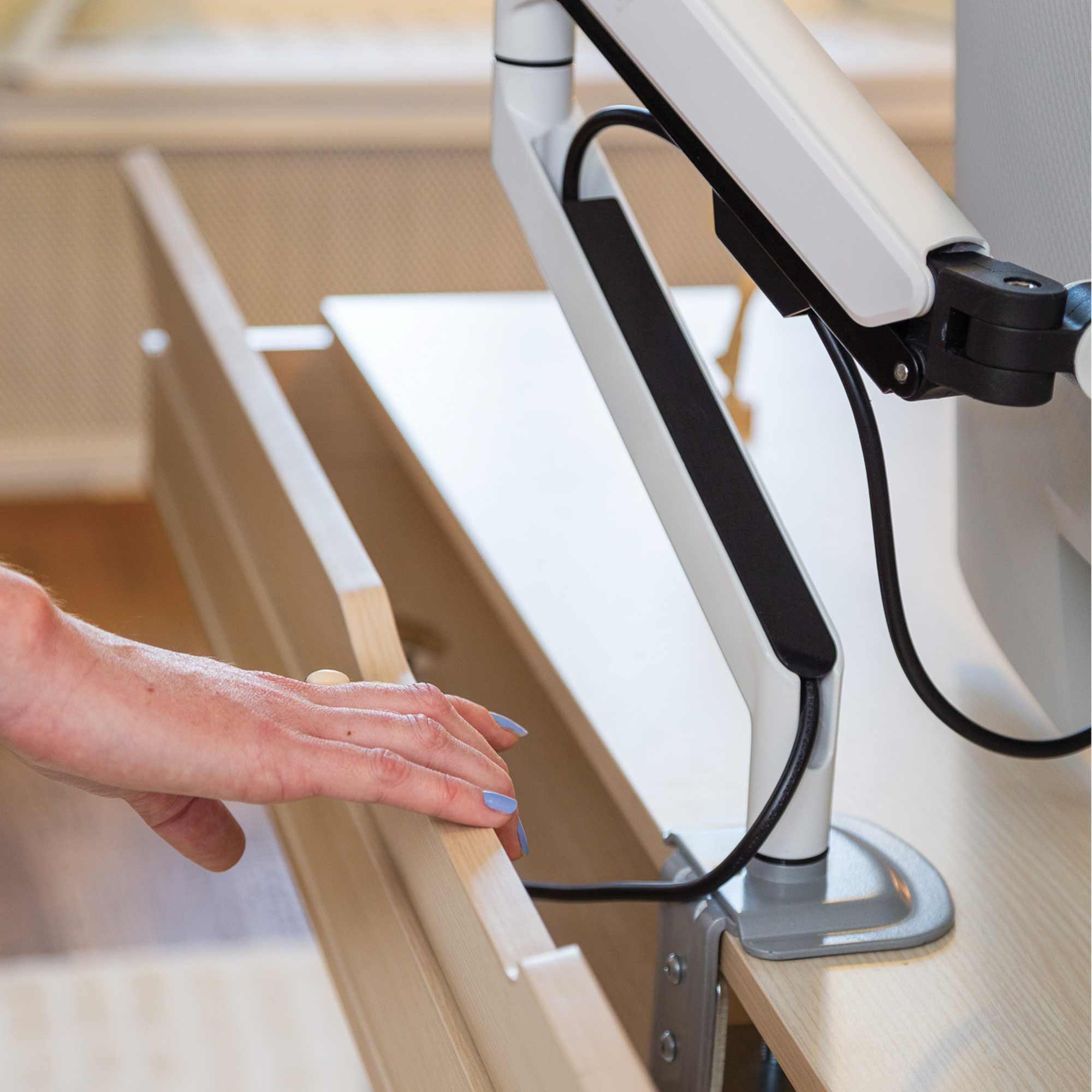 bureau assis debout avec trappe cable management Kqueo_ambiance