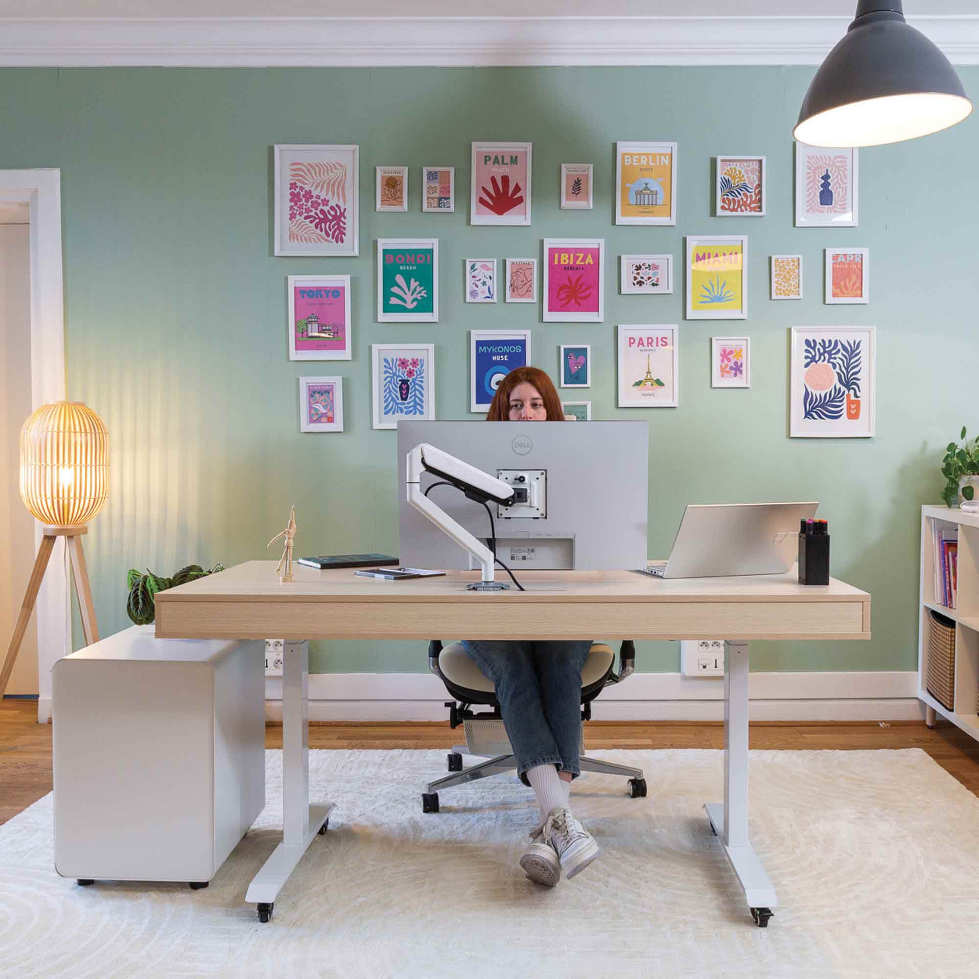 bureau assis debout avec trappe cable management Kqueo_ambiance