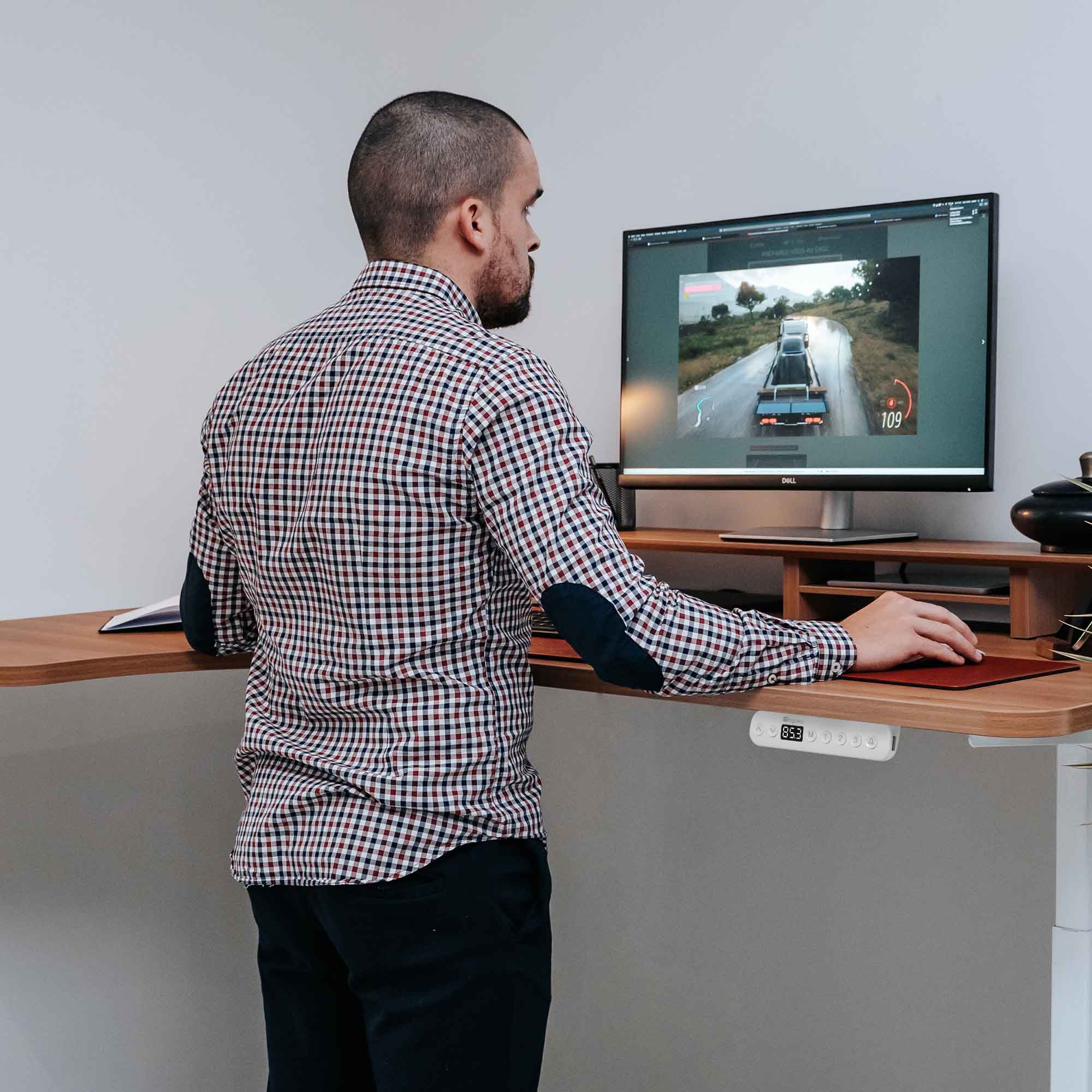 Utilisateur travaillant debout sur un bureau assis debout d’angle CORNER avec écran et clavier