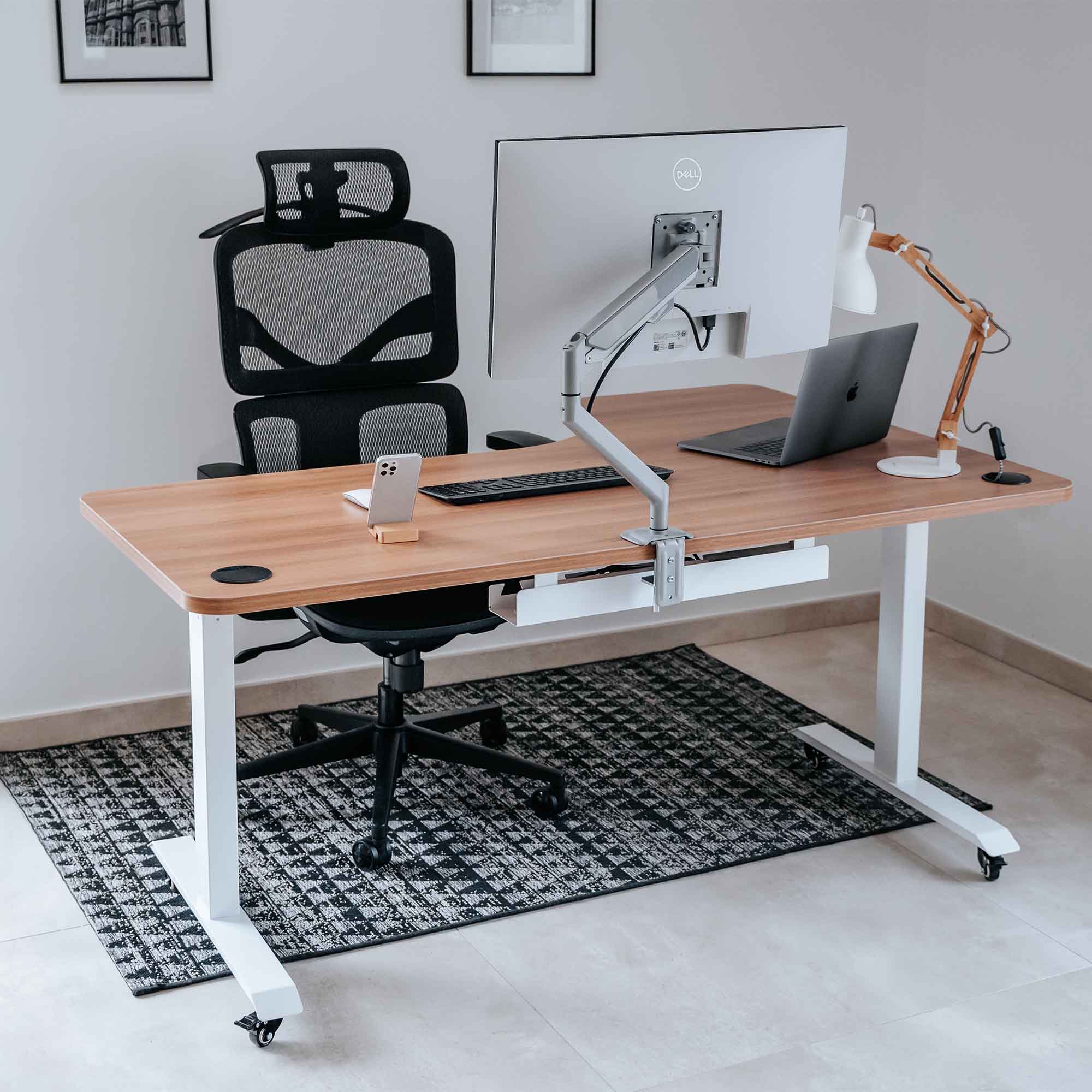 Bureau assis debout d’angle CORNER avec plateau bois, bras d’écran et chaise ergonomique