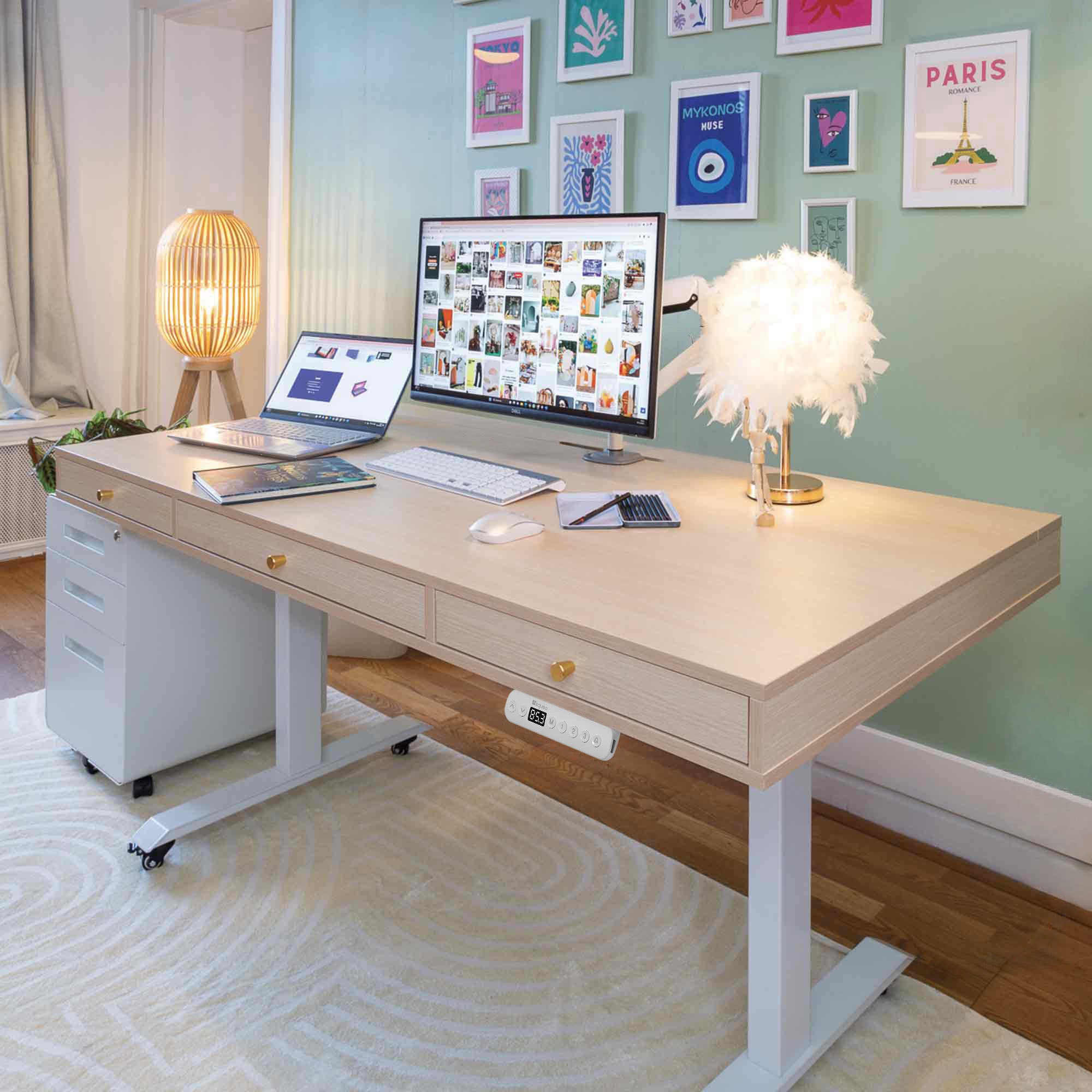 Bureau assis-debout KQUEO Space Dynamique en bois très clair avec 3 tiroirs et pieds blancs à roulettes dans un intérieur décoré.