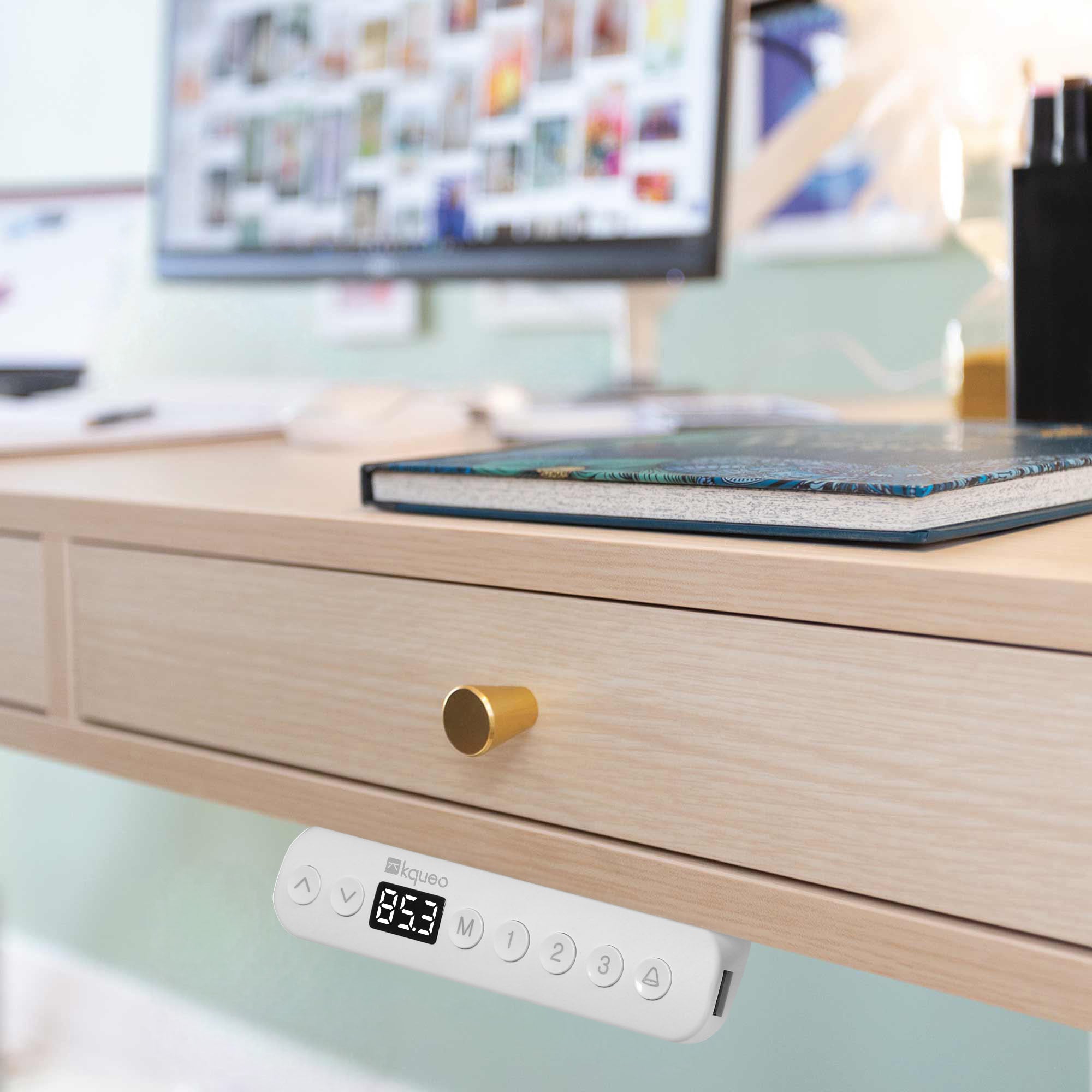 Zoom sur le panneau de contrôle tactile et le tiroir du bureau assis-debout KQUEO Space Dynamique en bois très clair.