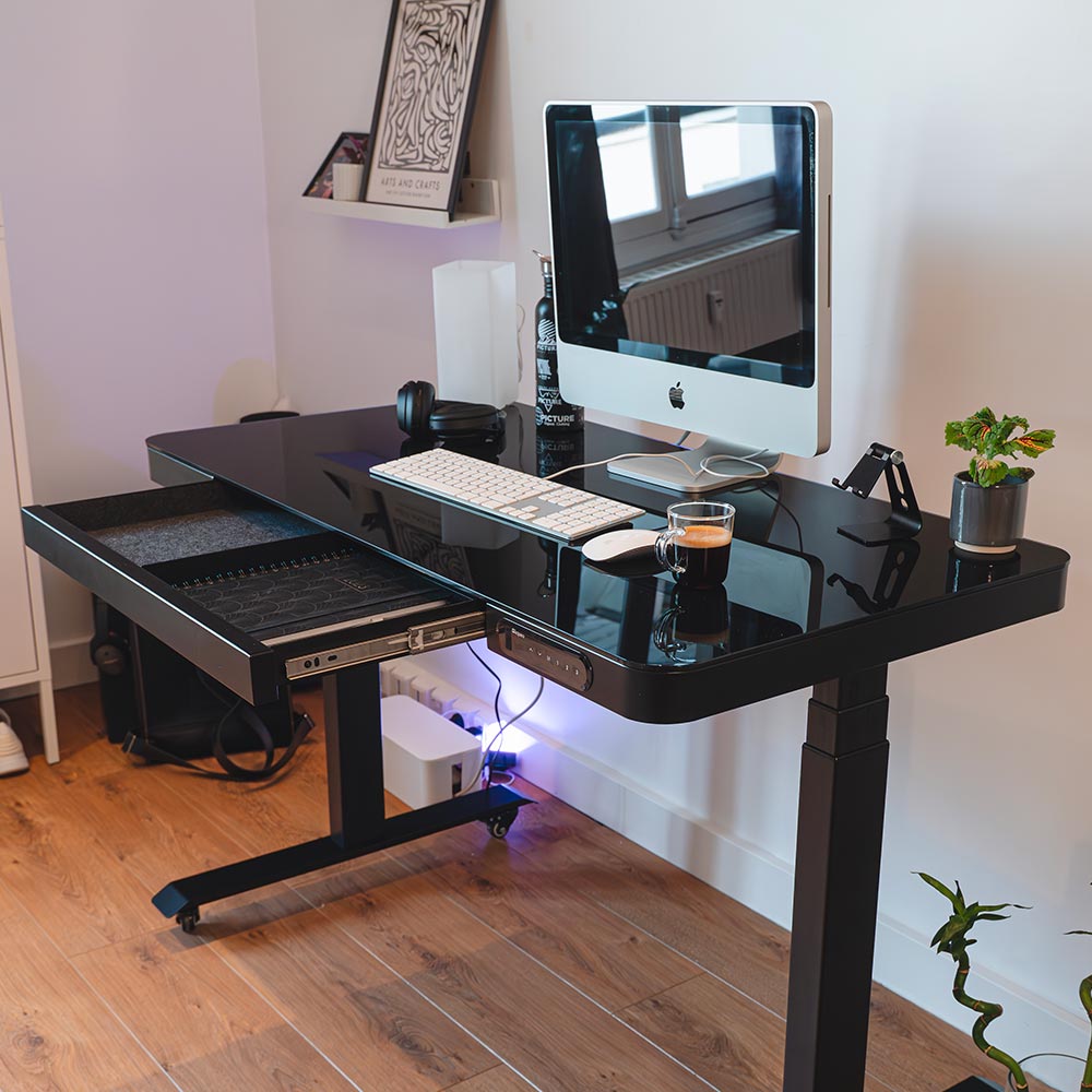 Détail du panneau de contrôle tactile et du tiroir intégré du bureau assis-debout CONNECT noir.