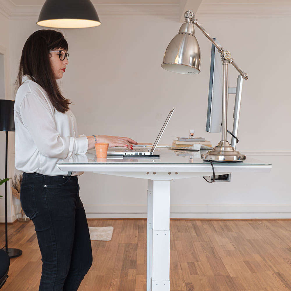 bureau assis debout en verre trempé blanc EXECUTIVE Kqueo