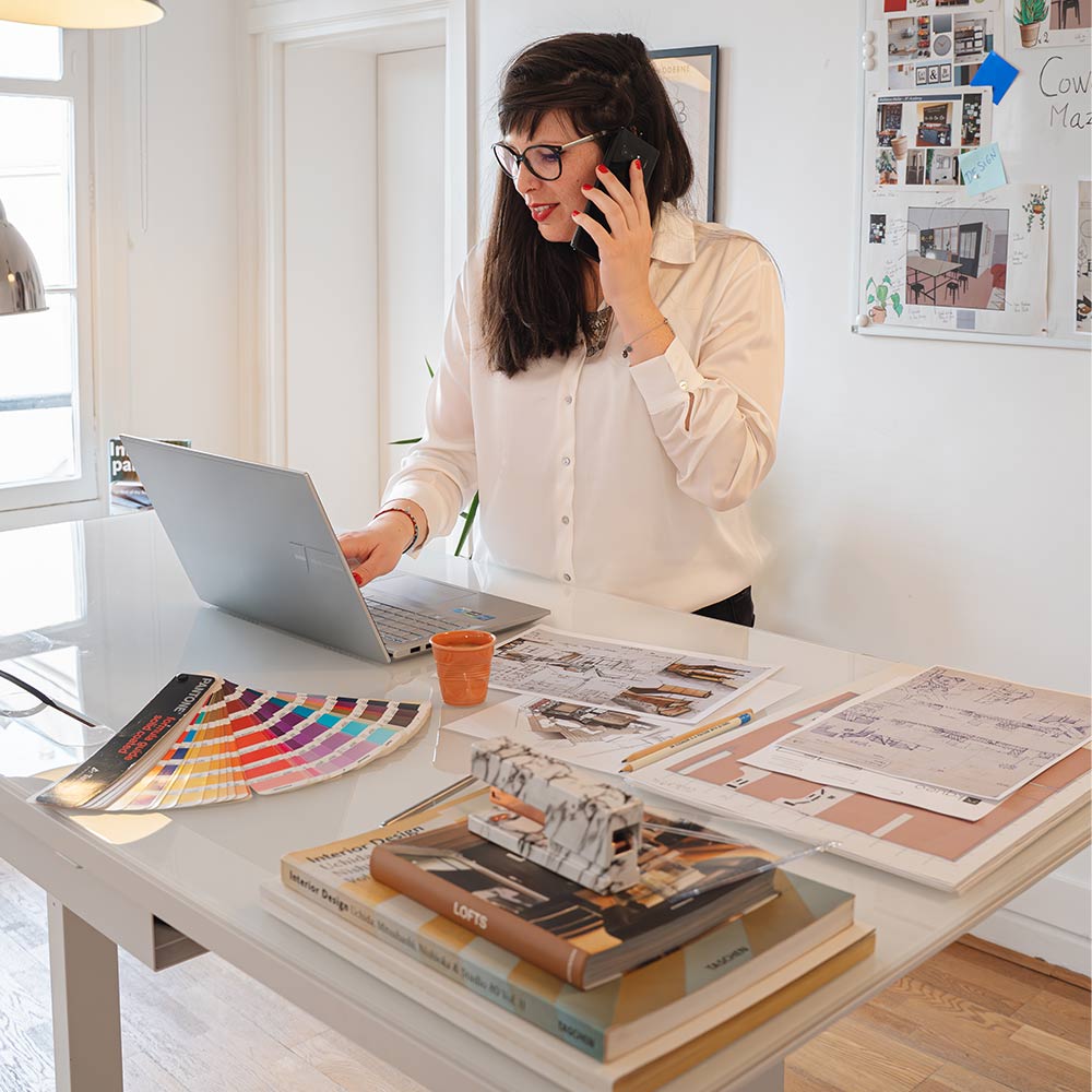 bureau assis debout en verre trempé blanc EXECUTIVE Kqueo_ambiance