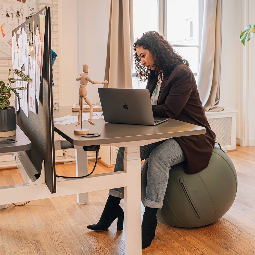 Bureau assis debout électrique utilisé avec ballon ergonomique pour améliorer la posture au travail