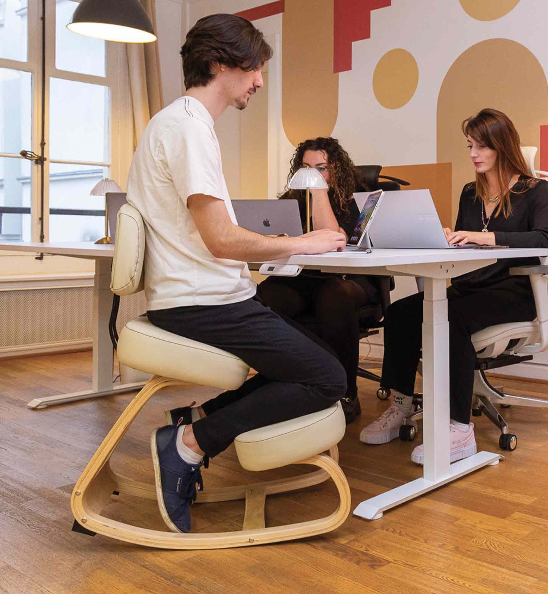 chaise ergonomique de bureau en maille rouge TERRANA Kqueo_ambiance