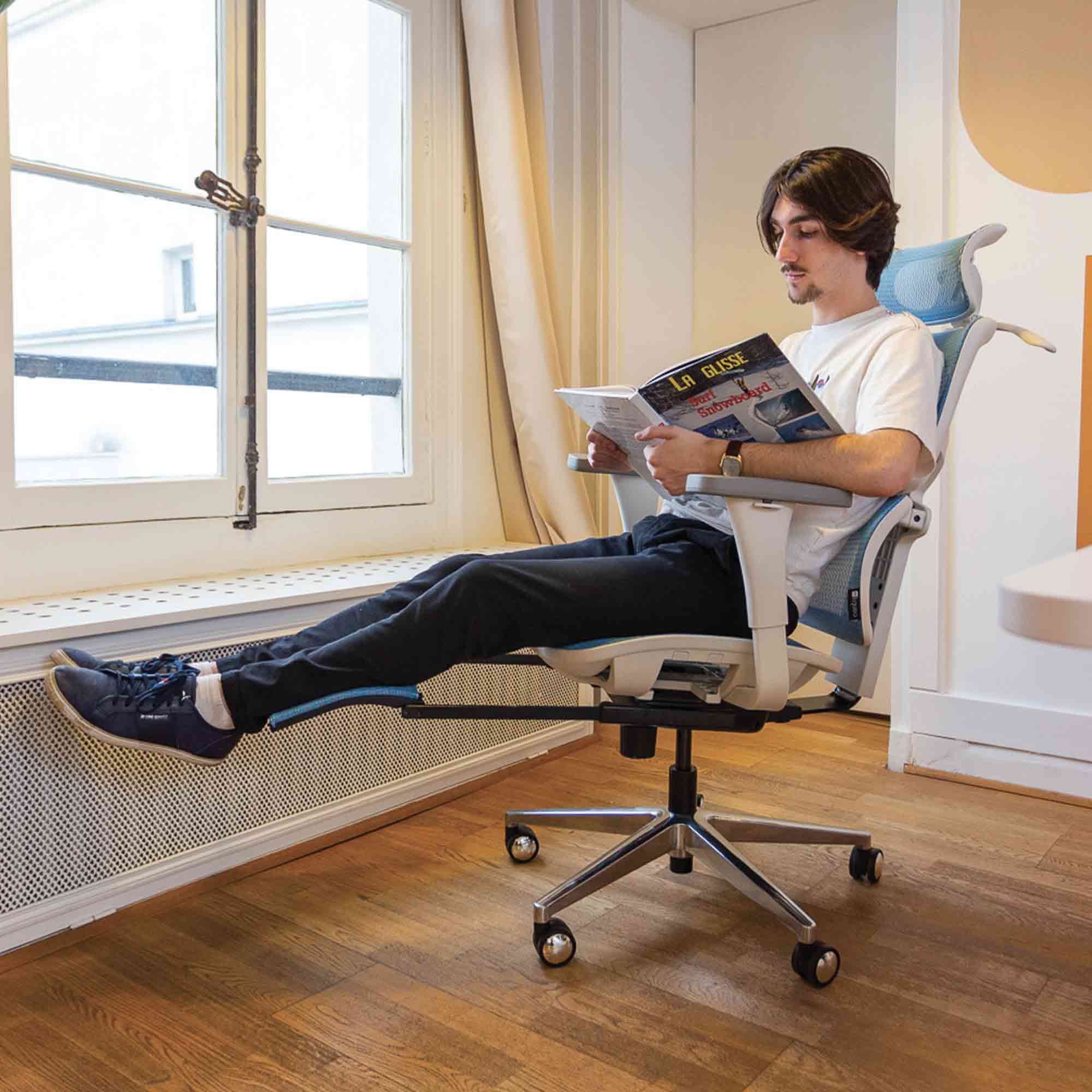 chaise ergonomique TERRANA en maille bleue avec repose pied_ambiance