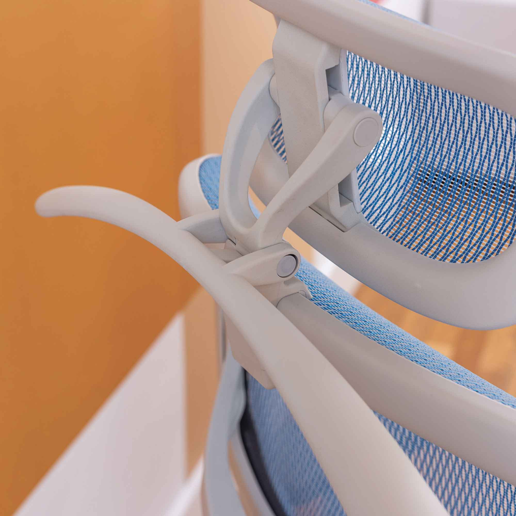 cintre chaise ergonomique TERRANA en maille bleue avec repose pied_ambiance