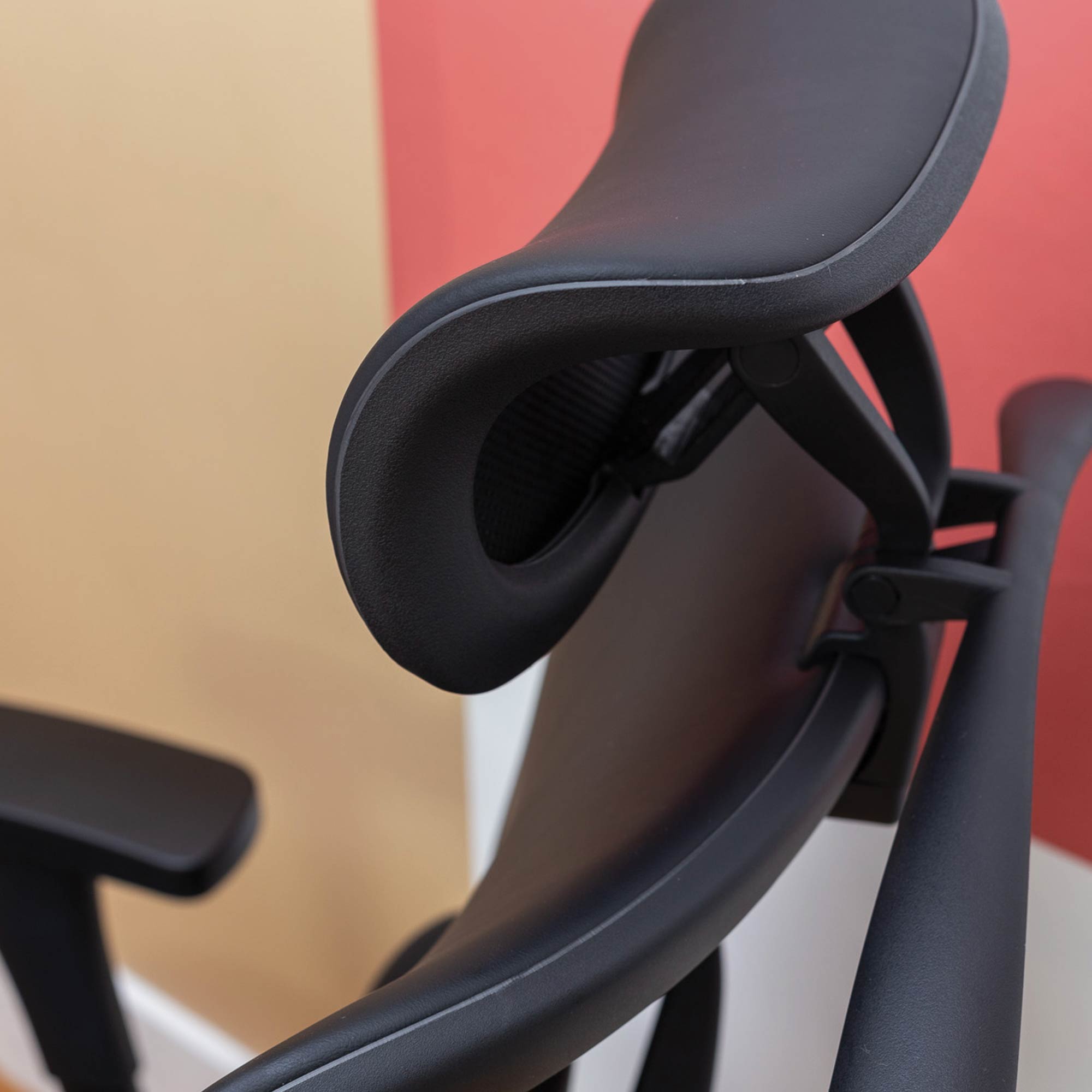 appuie-tête chaise ergonomique TERRANA en cuir reconstitué noire_ambiance
