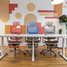 trio de chaises ergonomiques de bureau en maille rouge TERRANA Kqueo_ambiance