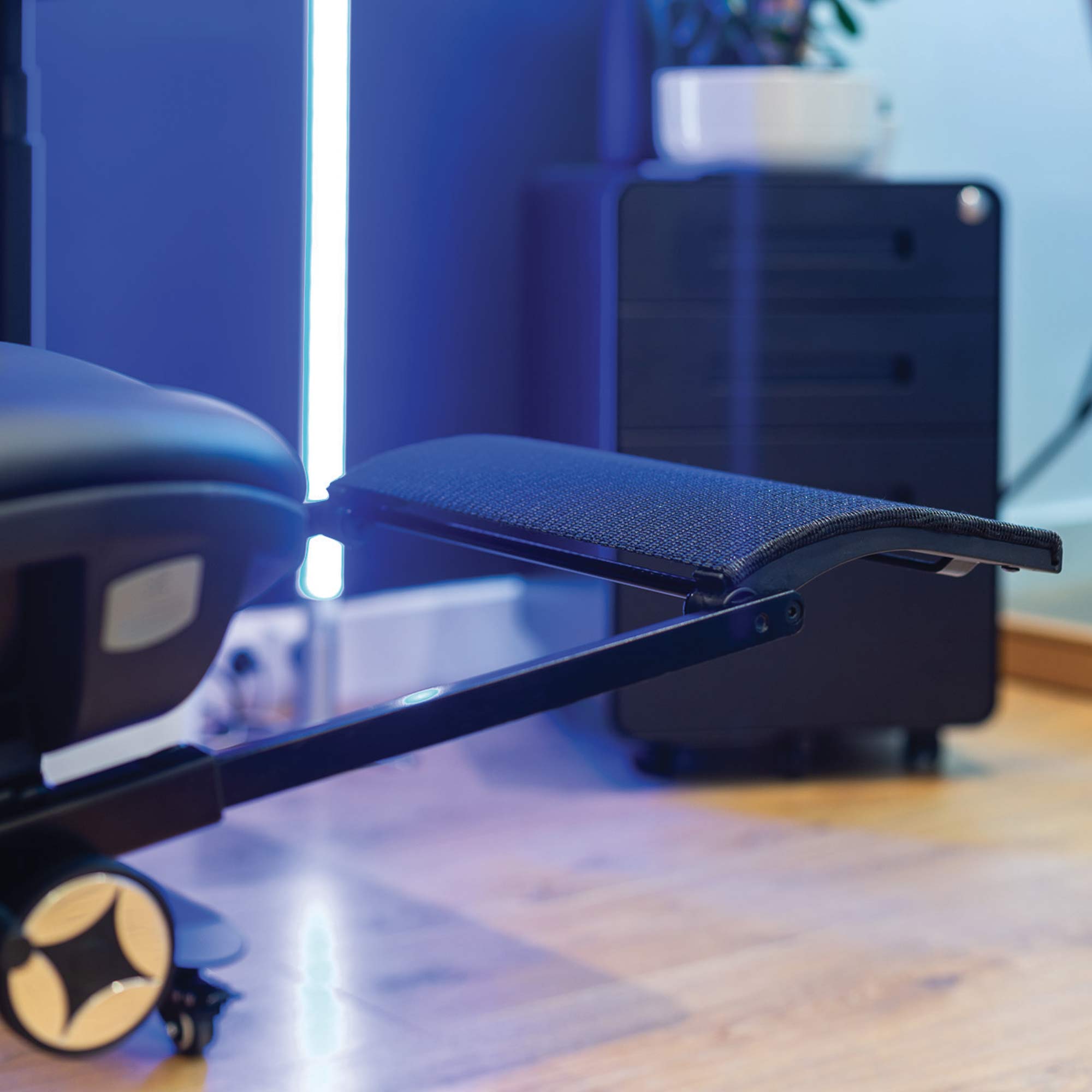 repose pied chaise ergonomique VERTEX en cuir reconstitué noire_ambiance