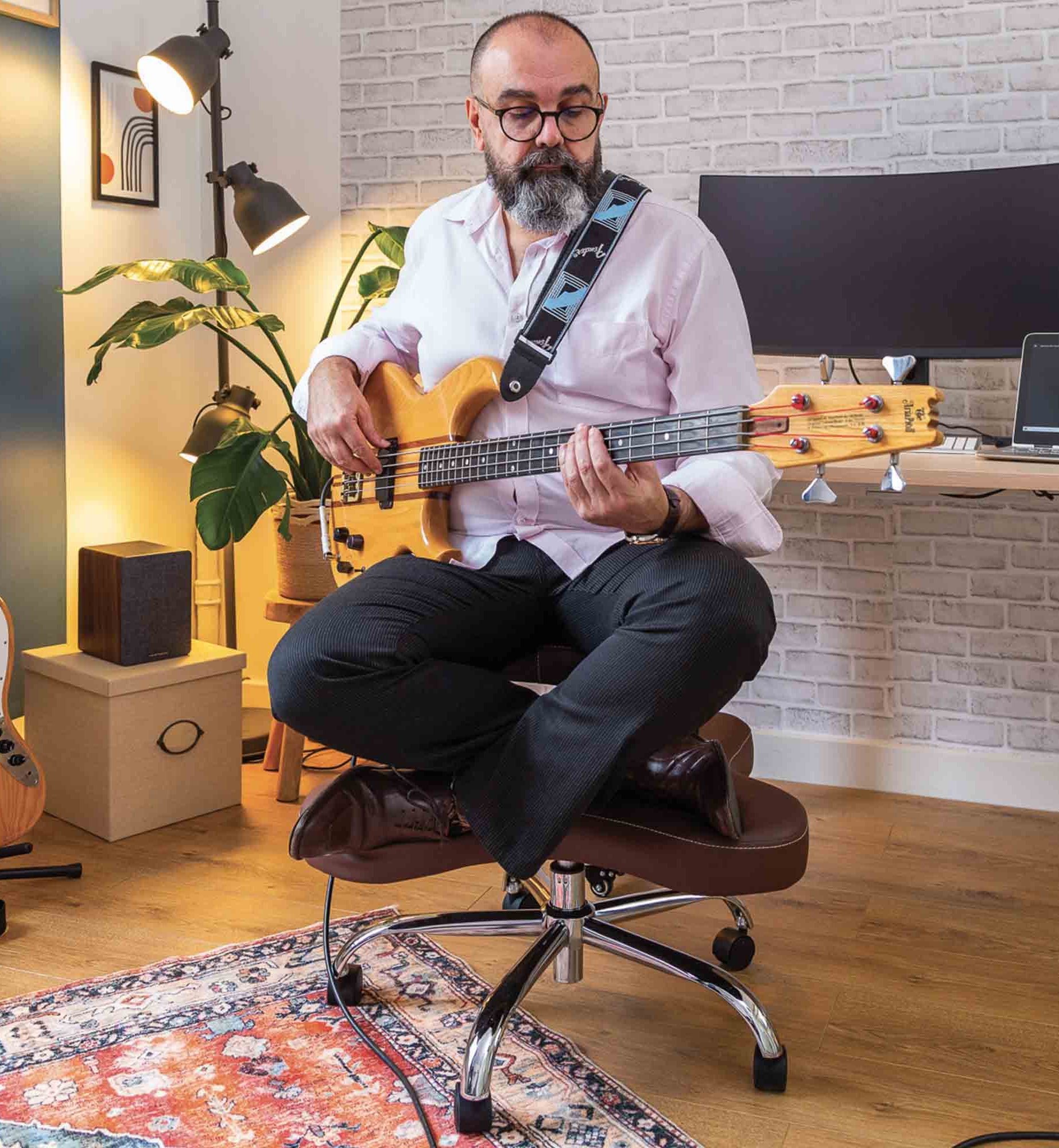 chaise assis en tailleur Kqueo ZEN café_ambiance