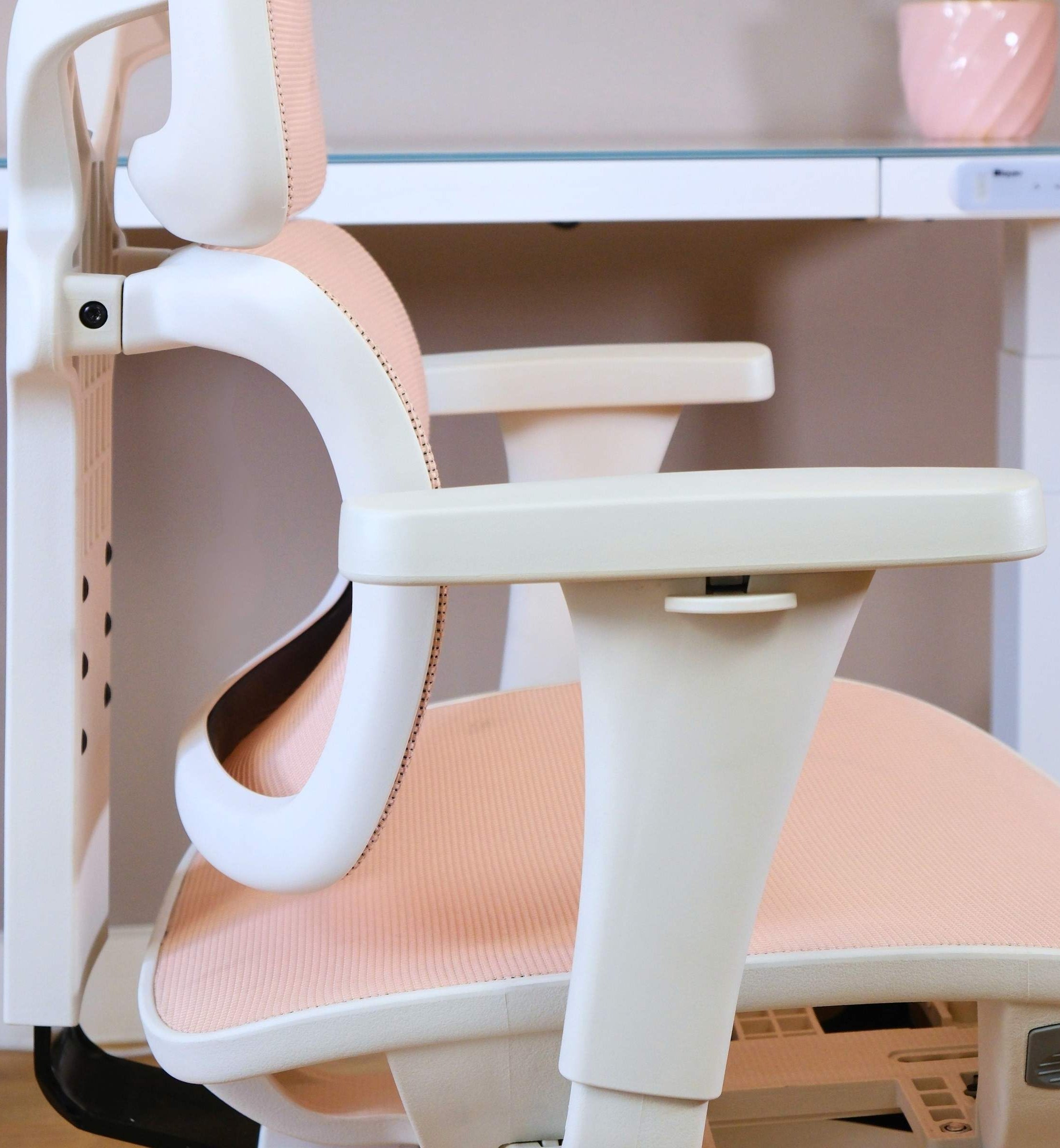 support lombaire chaise de bureau ergonomique TERRANA blanche et rose