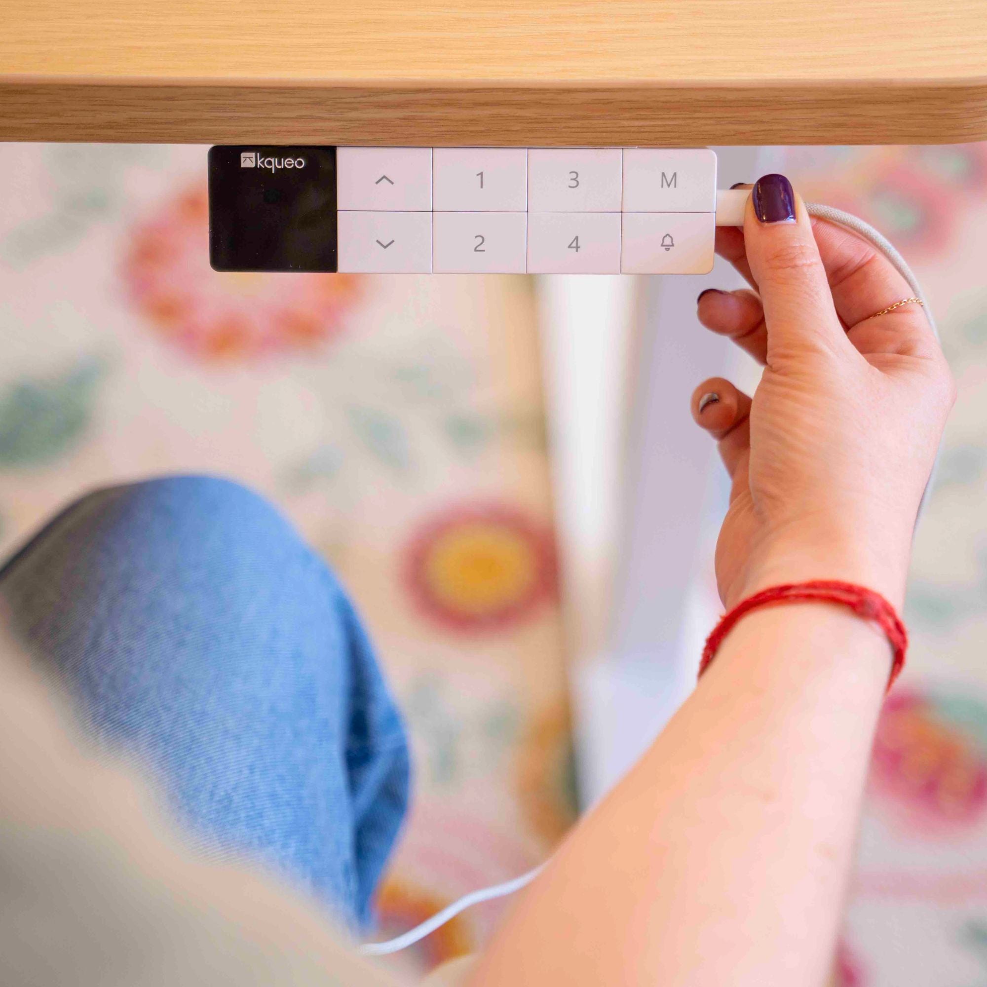 Panneau de contrôle du bureau assis debout LIFT KQUEO avec réglage électrique et port USB-C intégré_ambiance