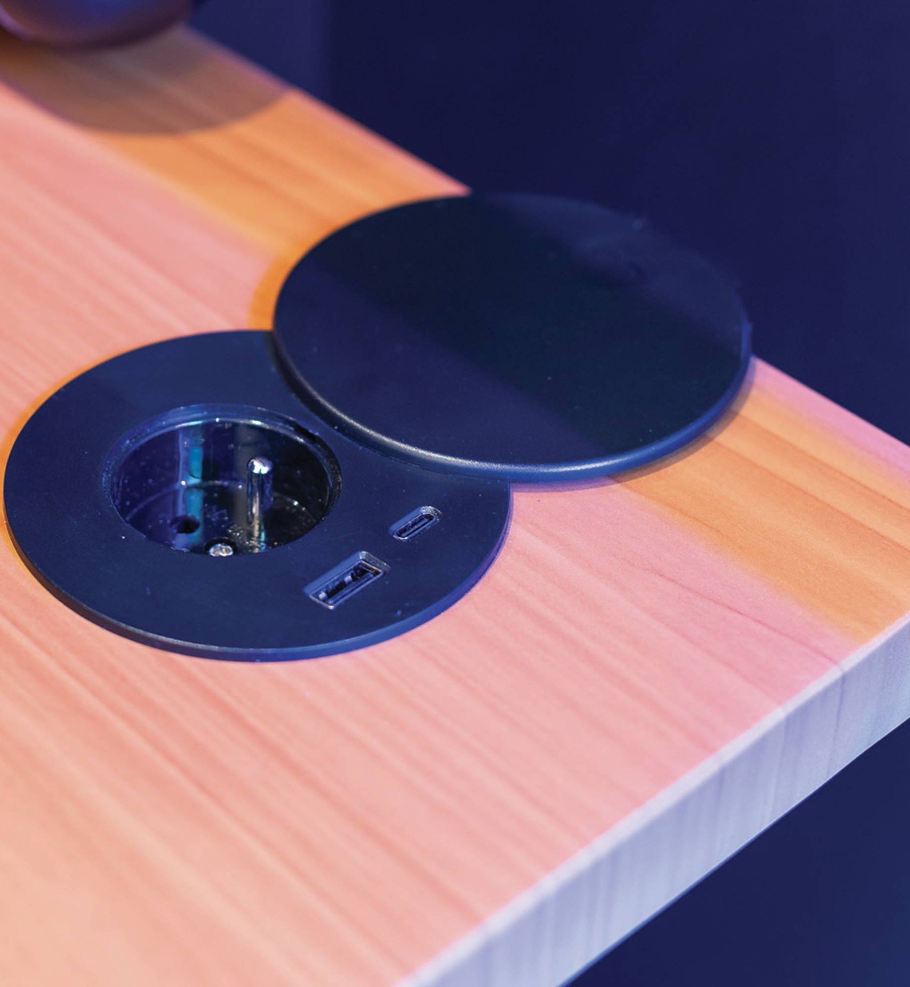 prise encastrée noire pour bureau assis debout kqueo_ambiance