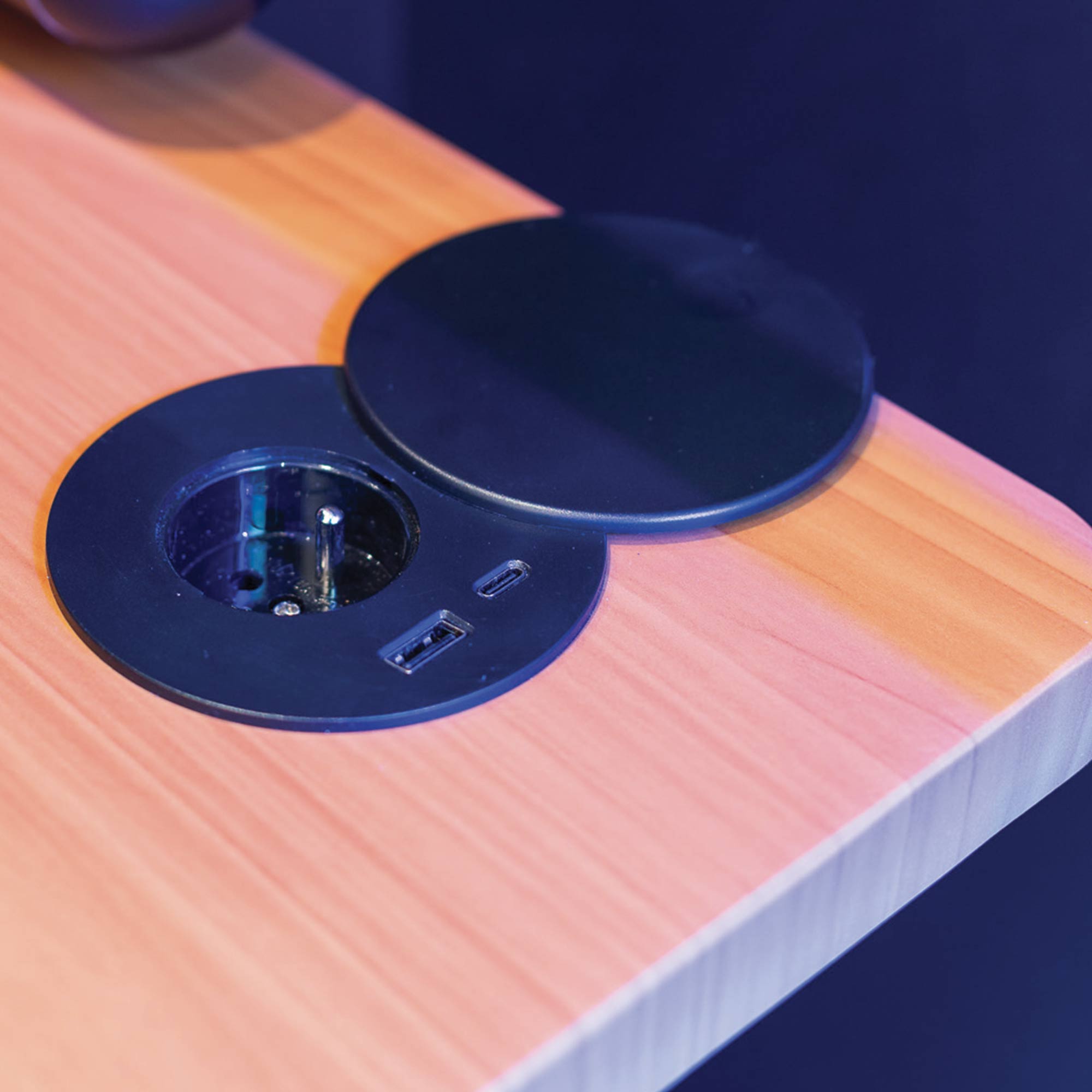 prise encastrée noire pour bureau assis debout kqueo_ambiance